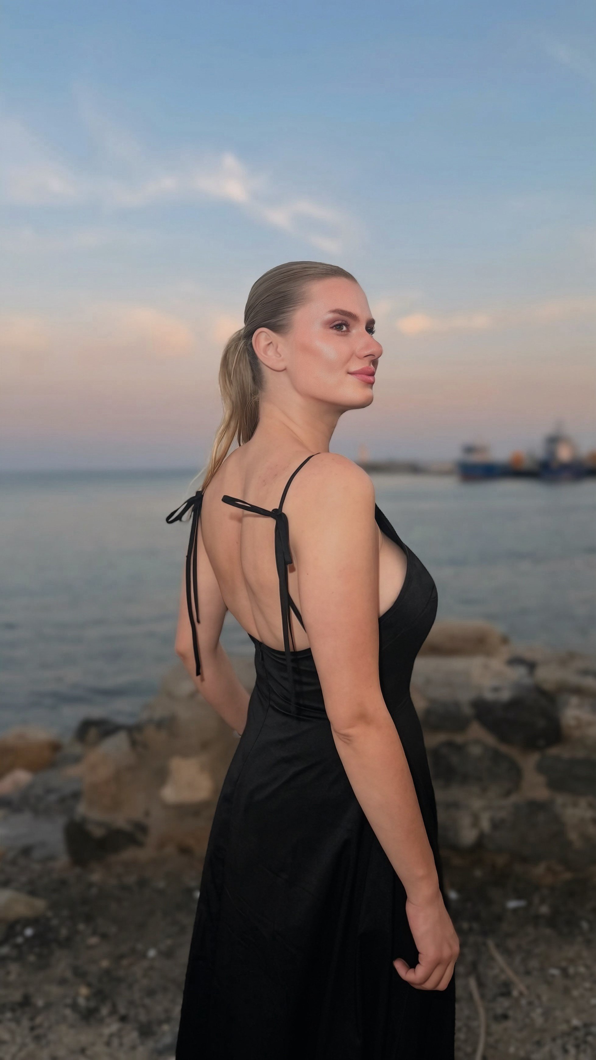 ELBİSESiyah Fiyonk Askılı Sırt Dekolteli Hacimli Midi Elbise