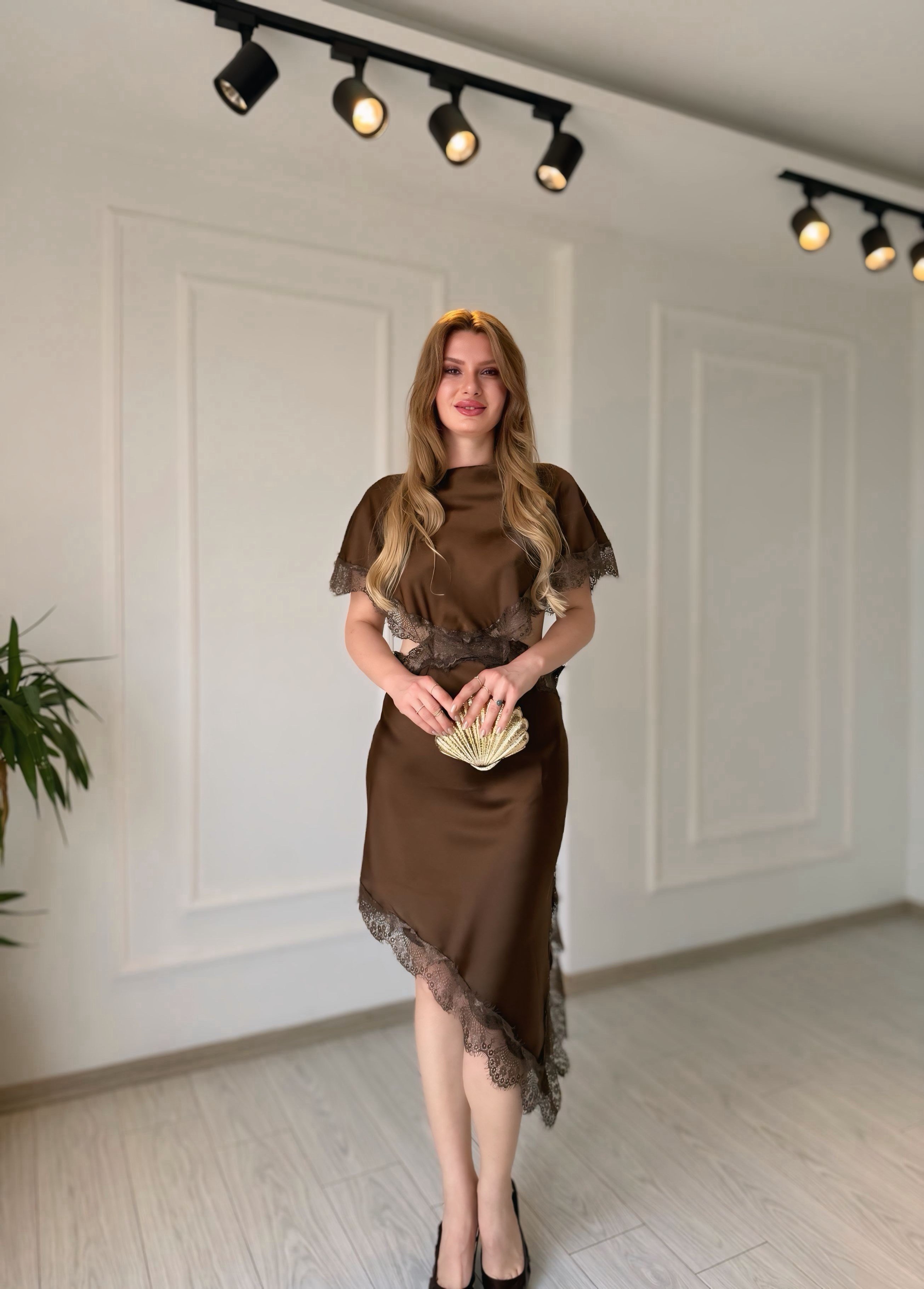 ELBİSEValentina Kahverengi Dekolteli Asimetrik Saten Elbise