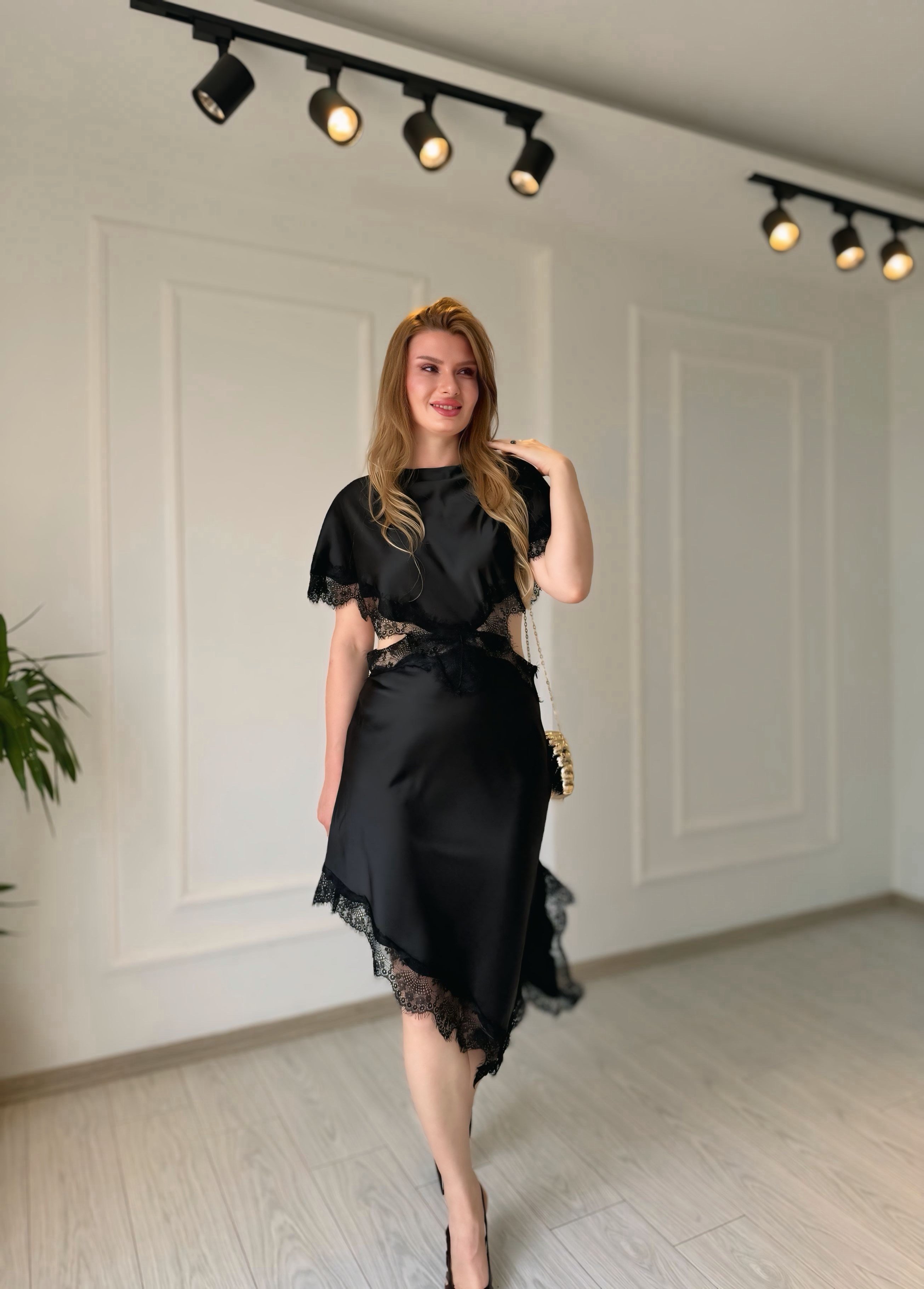 ELBİSEValentina Siyah Dekolteli Asimetrik Saten Elbise