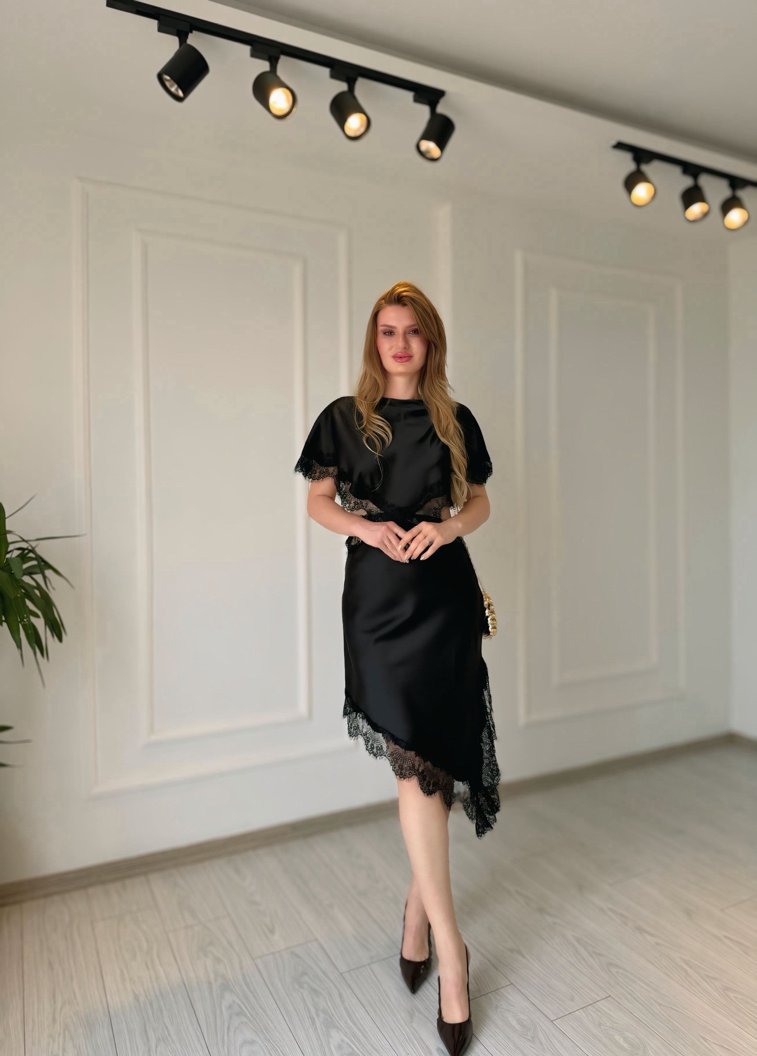 ELBİSEValentina Siyah Dekolteli Asimetrik Saten Elbise