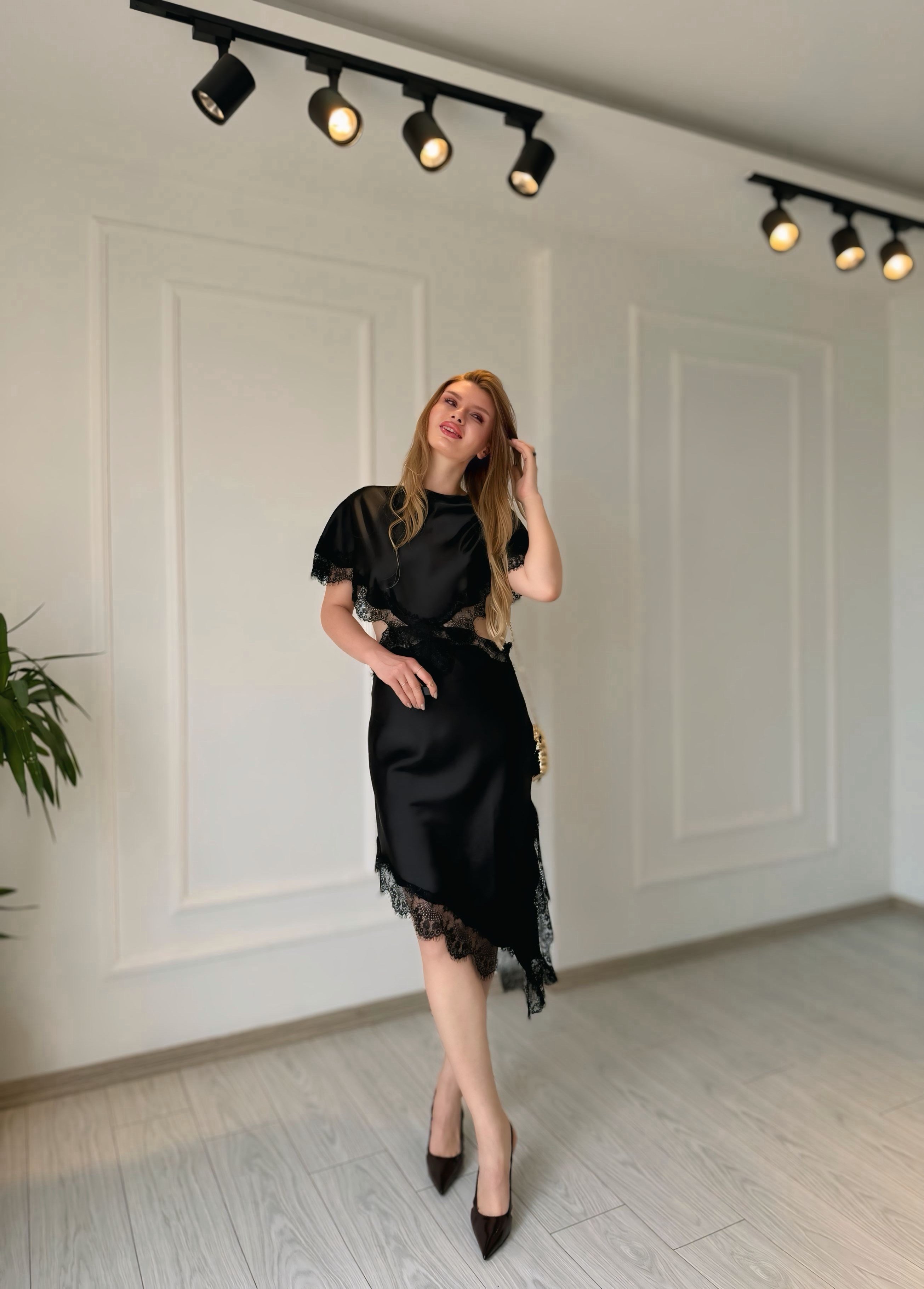 ELBİSEValentina Siyah Dekolteli Asimetrik Saten Elbise