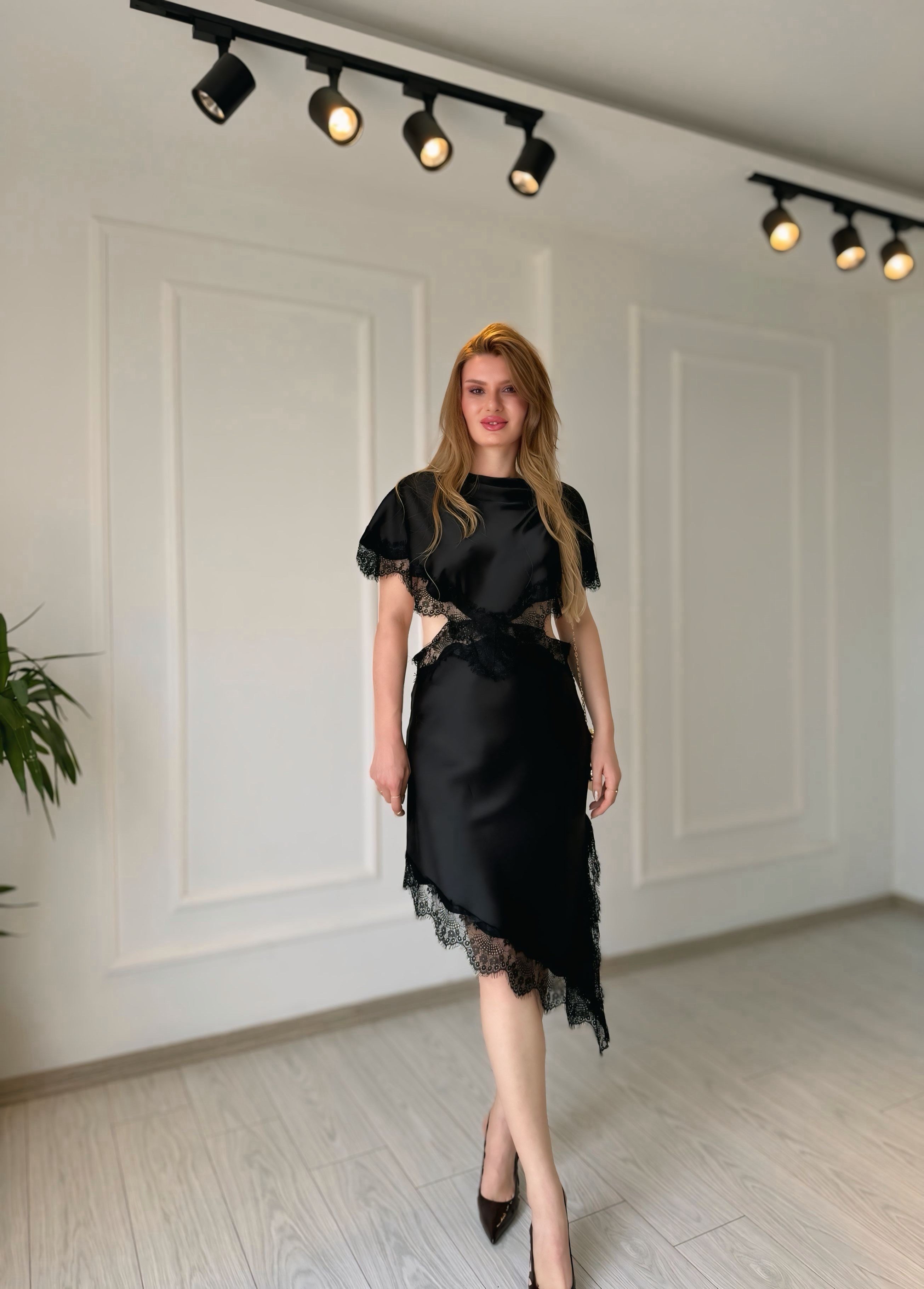 ELBİSEValentina Siyah Dekolteli Asimetrik Saten Elbise