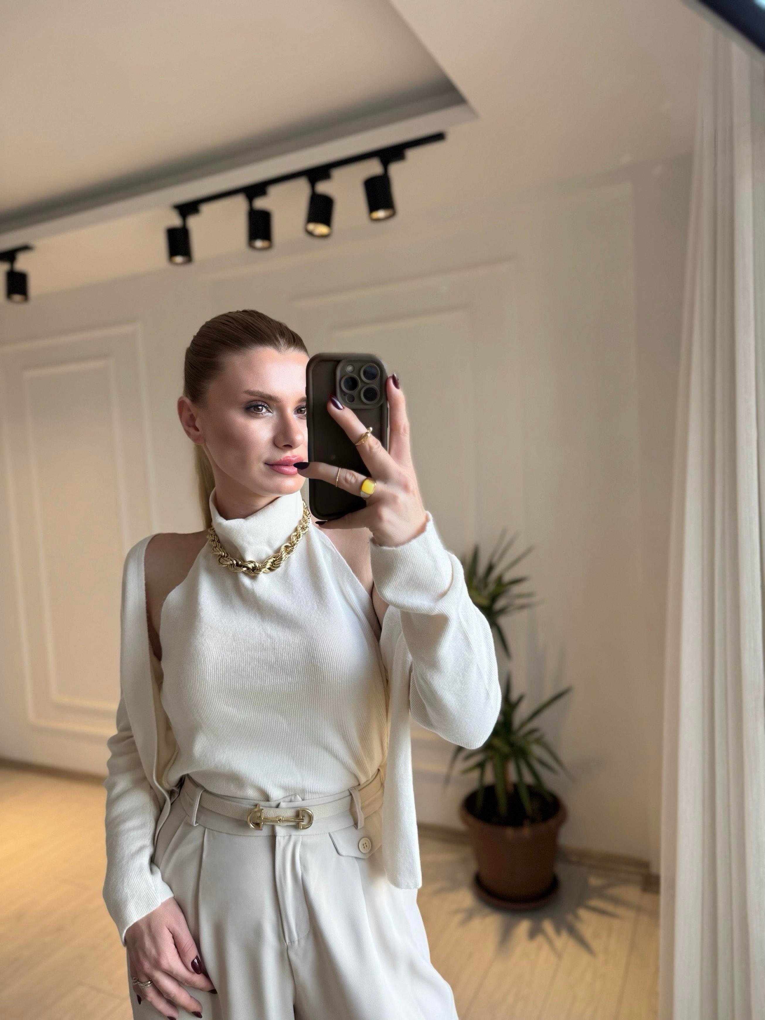 Kazak & HırkaEkru Halter Yaka İç Body Detaylı Triko Kazak & Hırka Takım