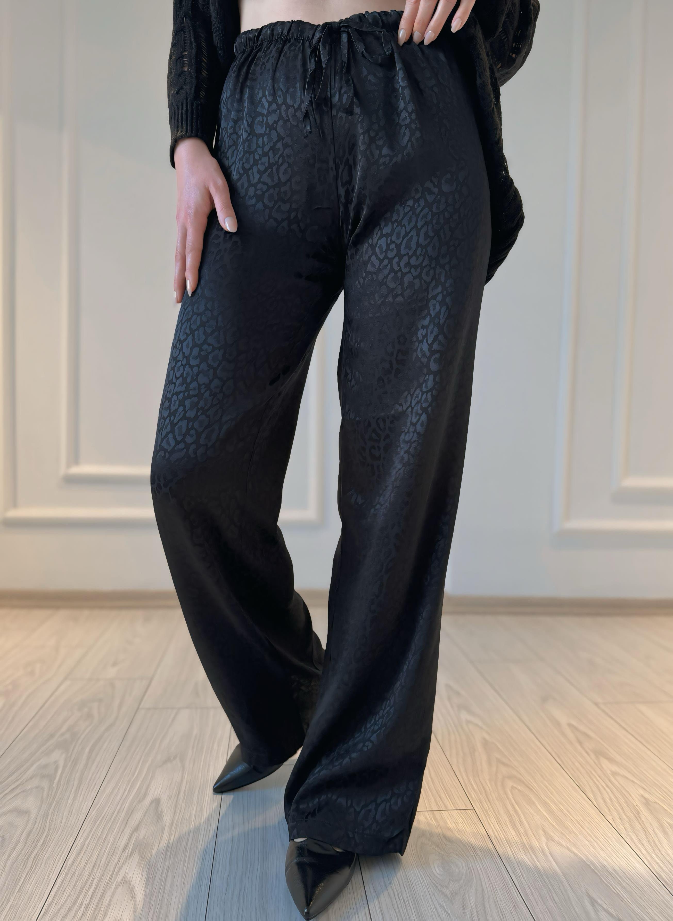 PantolonSiyah Leopar Desenli Jakarlı Saten Pantolon