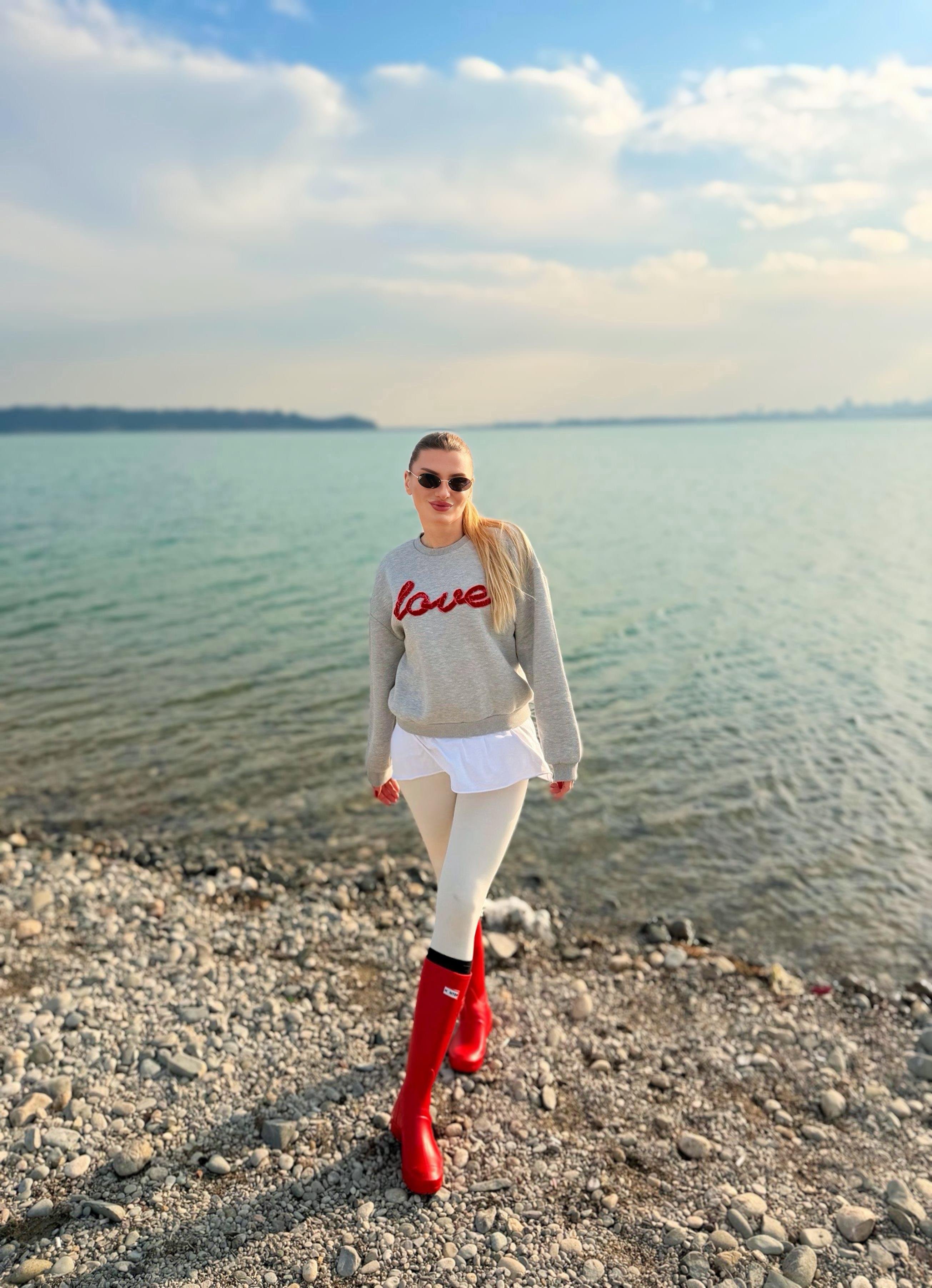 SweatshirtGri Love Nakış İşlemeli Sweatshirt
