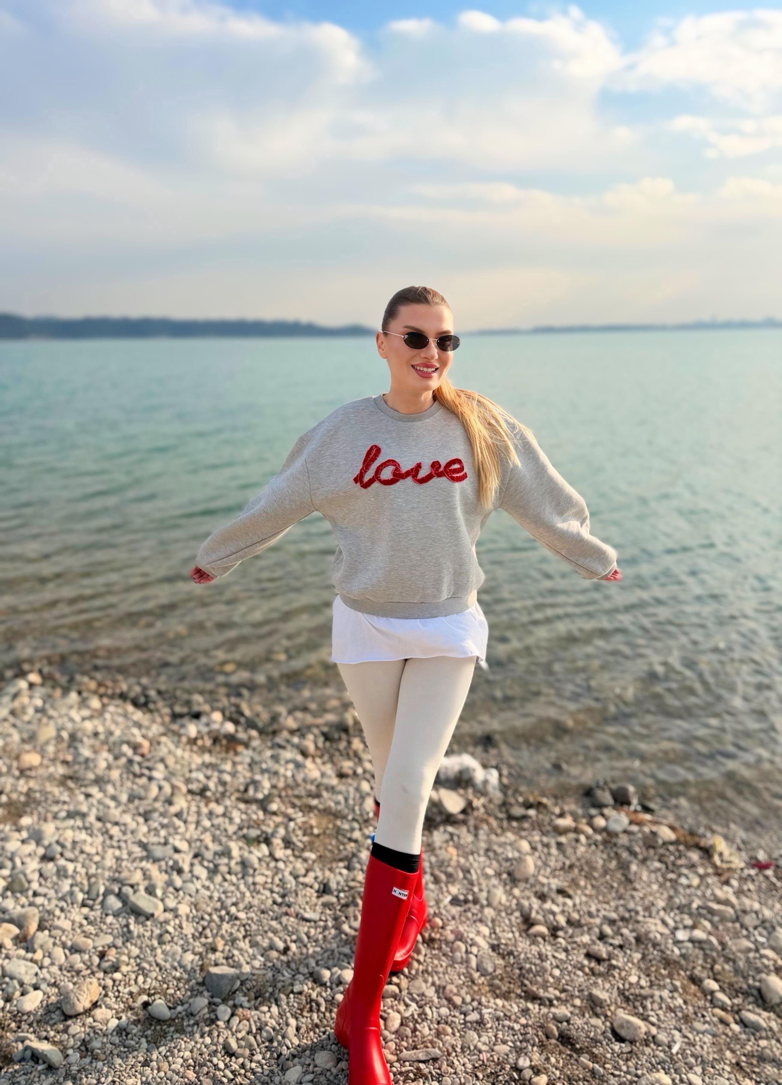 SweatshirtGri Love Nakış İşlemeli Sweatshirt