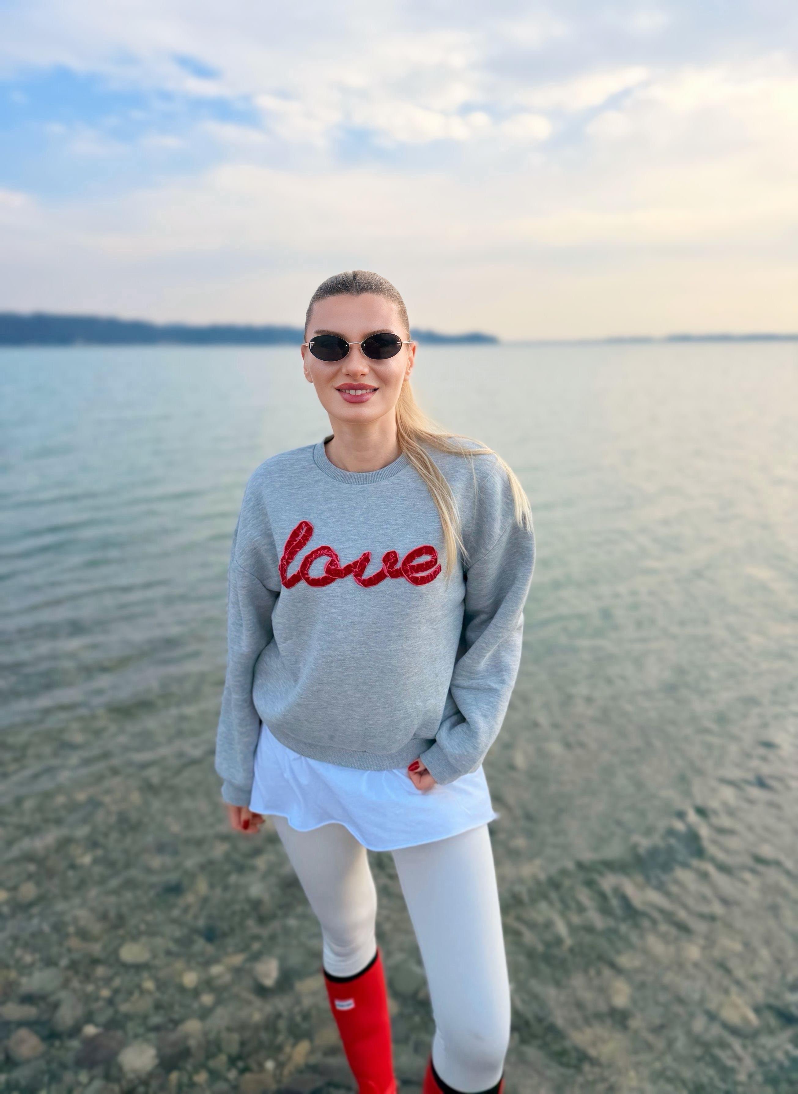SweatshirtGri Love Nakış İşlemeli Sweatshirt
