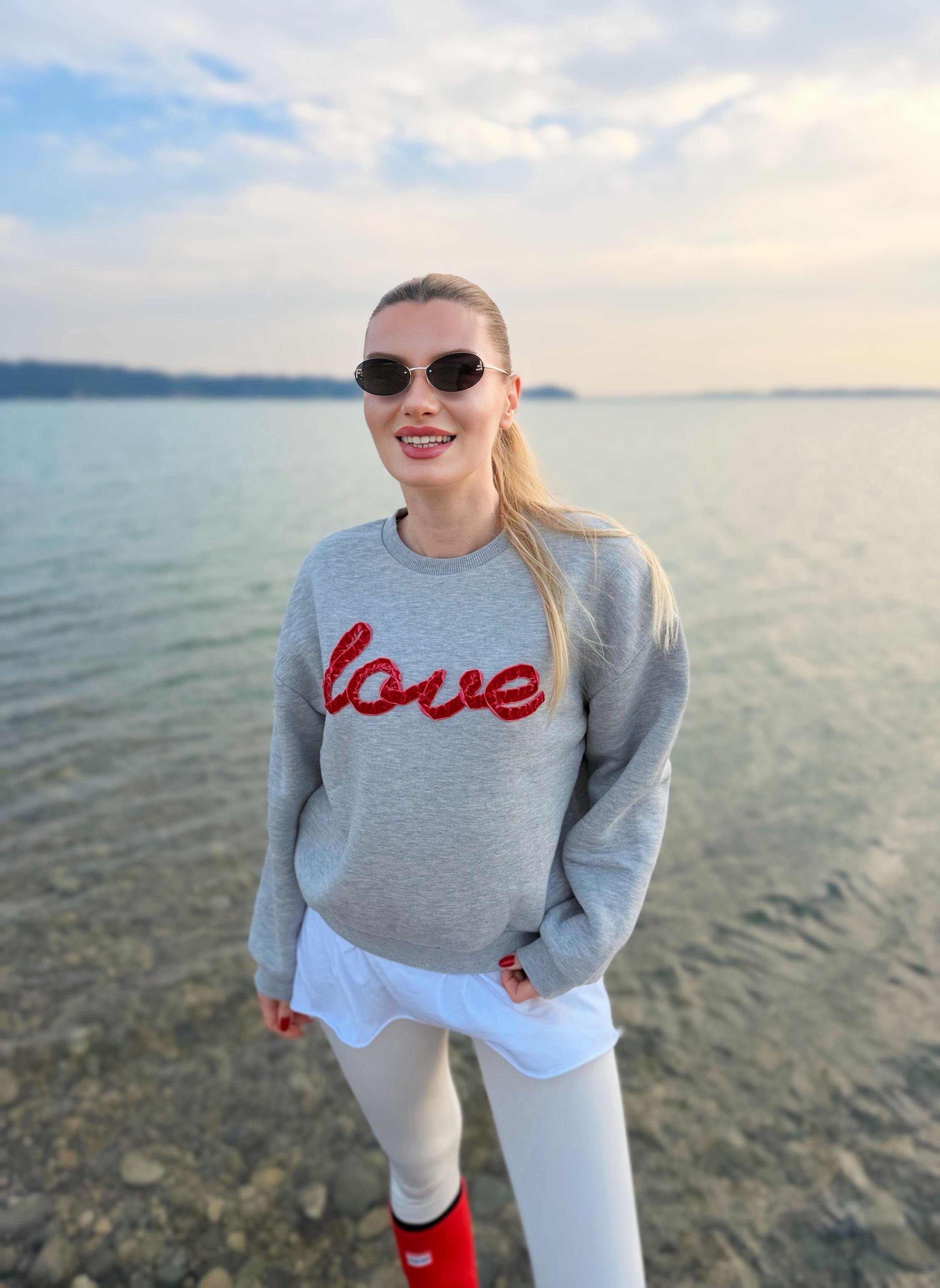 SweatshirtGri Love Nakış İşlemeli Sweatshirt