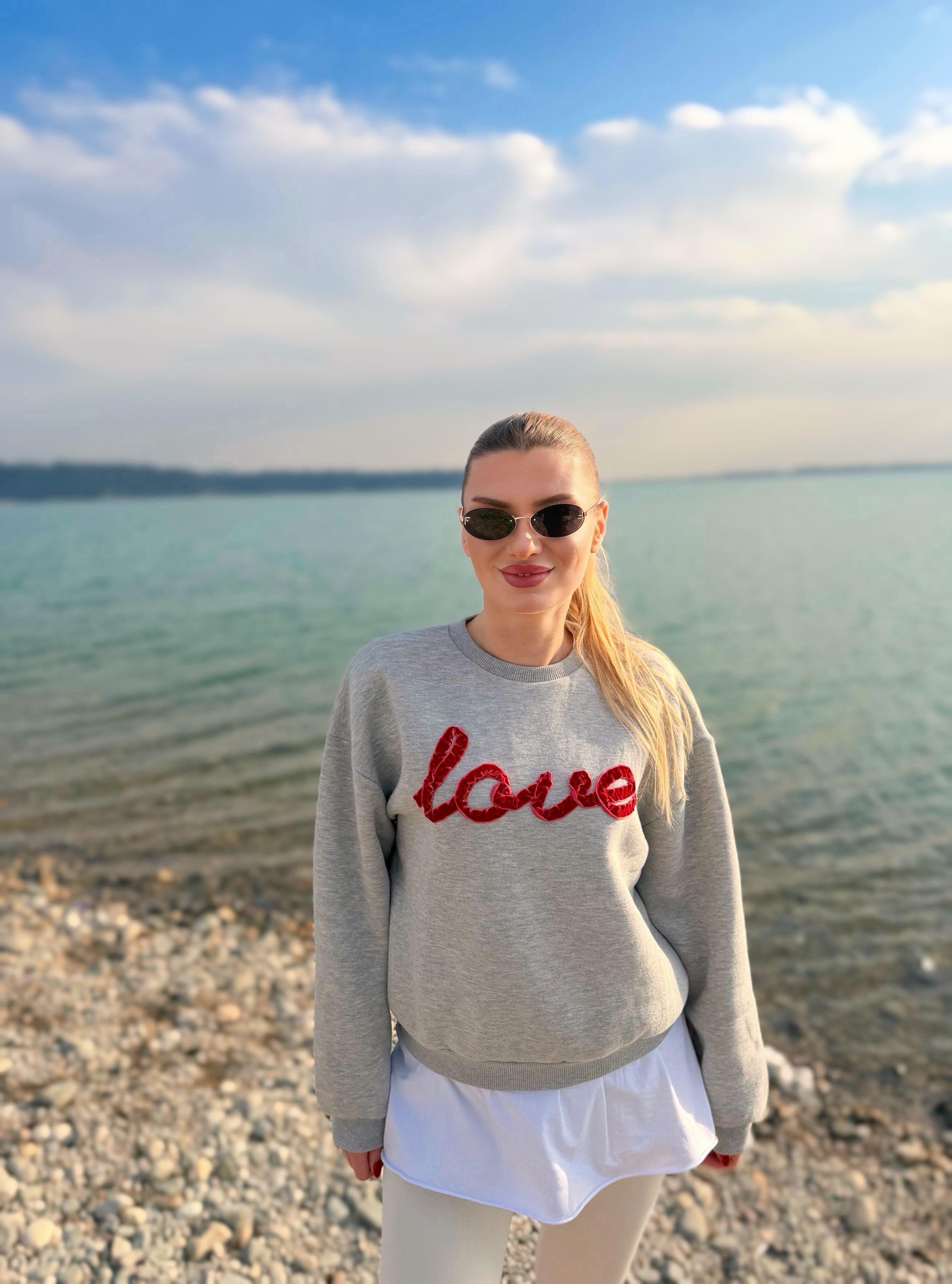 SweatshirtGri Love Nakış İşlemeli Sweatshirt