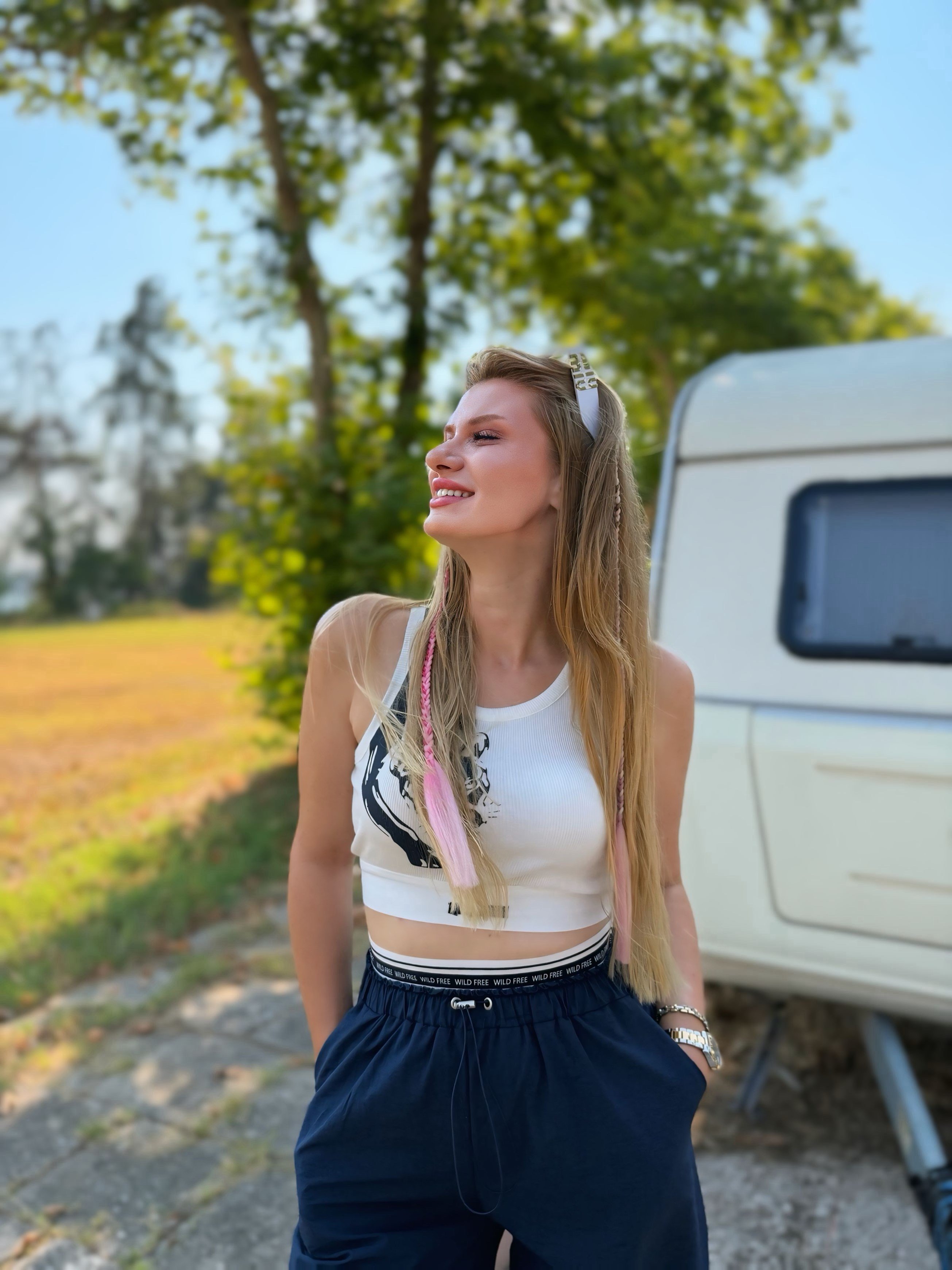 TAKIMHalter Yaka Desenli Crop Atlet ve Lastik Detaylı Pantolonlu Takım