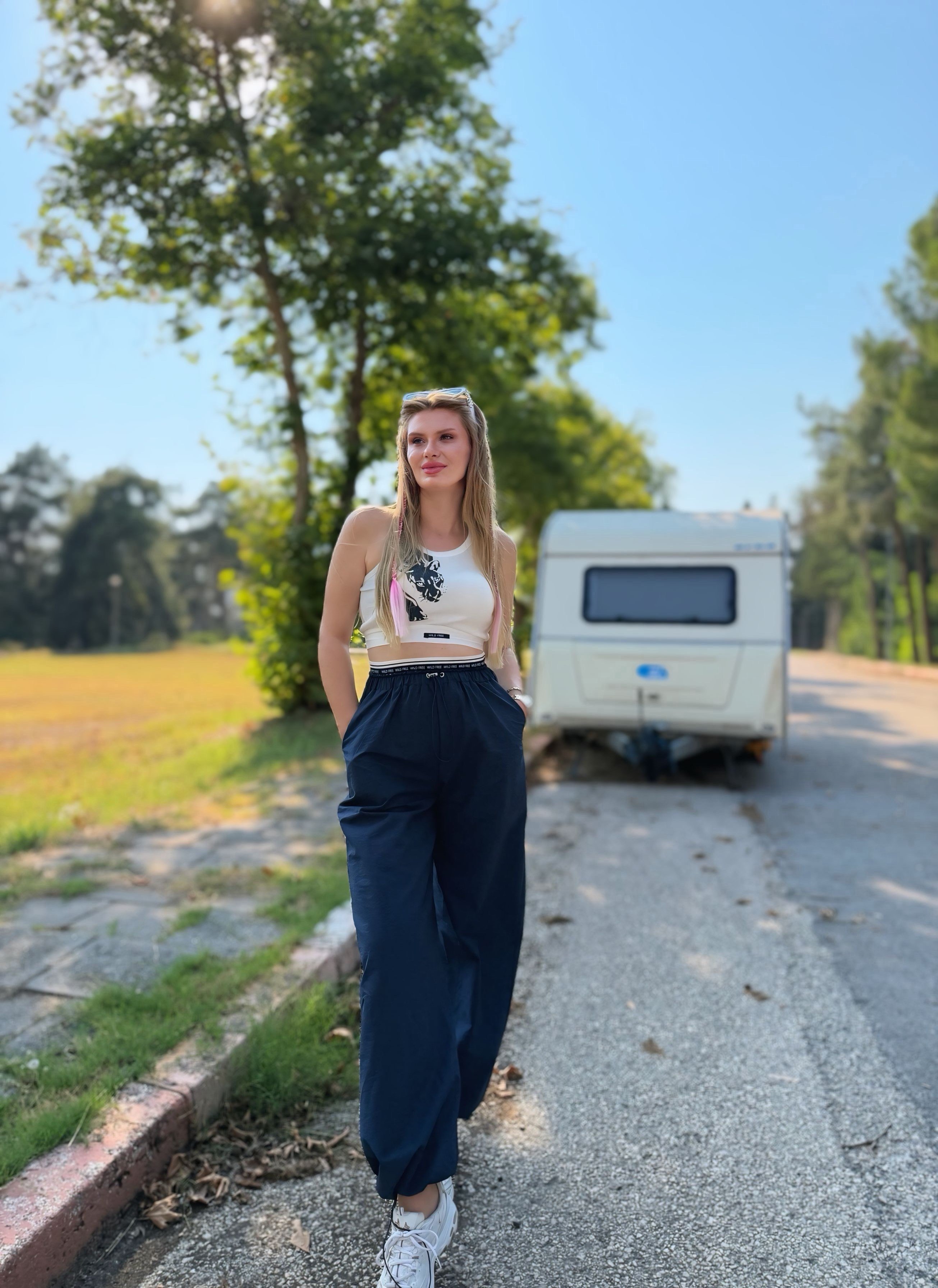 TAKIMHalter Yaka Desenli Crop Atlet ve Lastik Detaylı Pantolonlu Takım