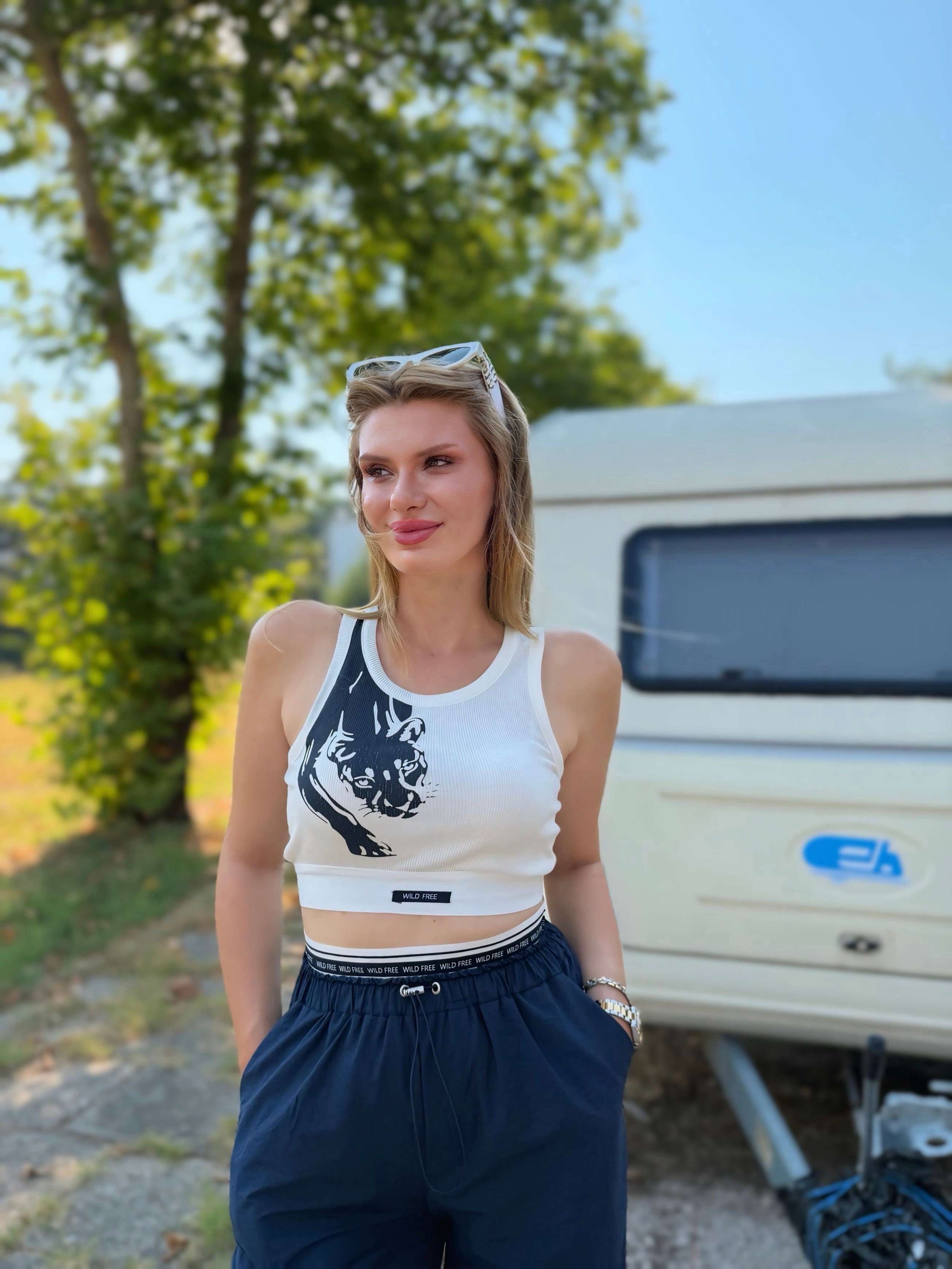 TAKIMHalter Yaka Desenli Crop Atlet ve Lastik Detaylı Pantolonlu Takım