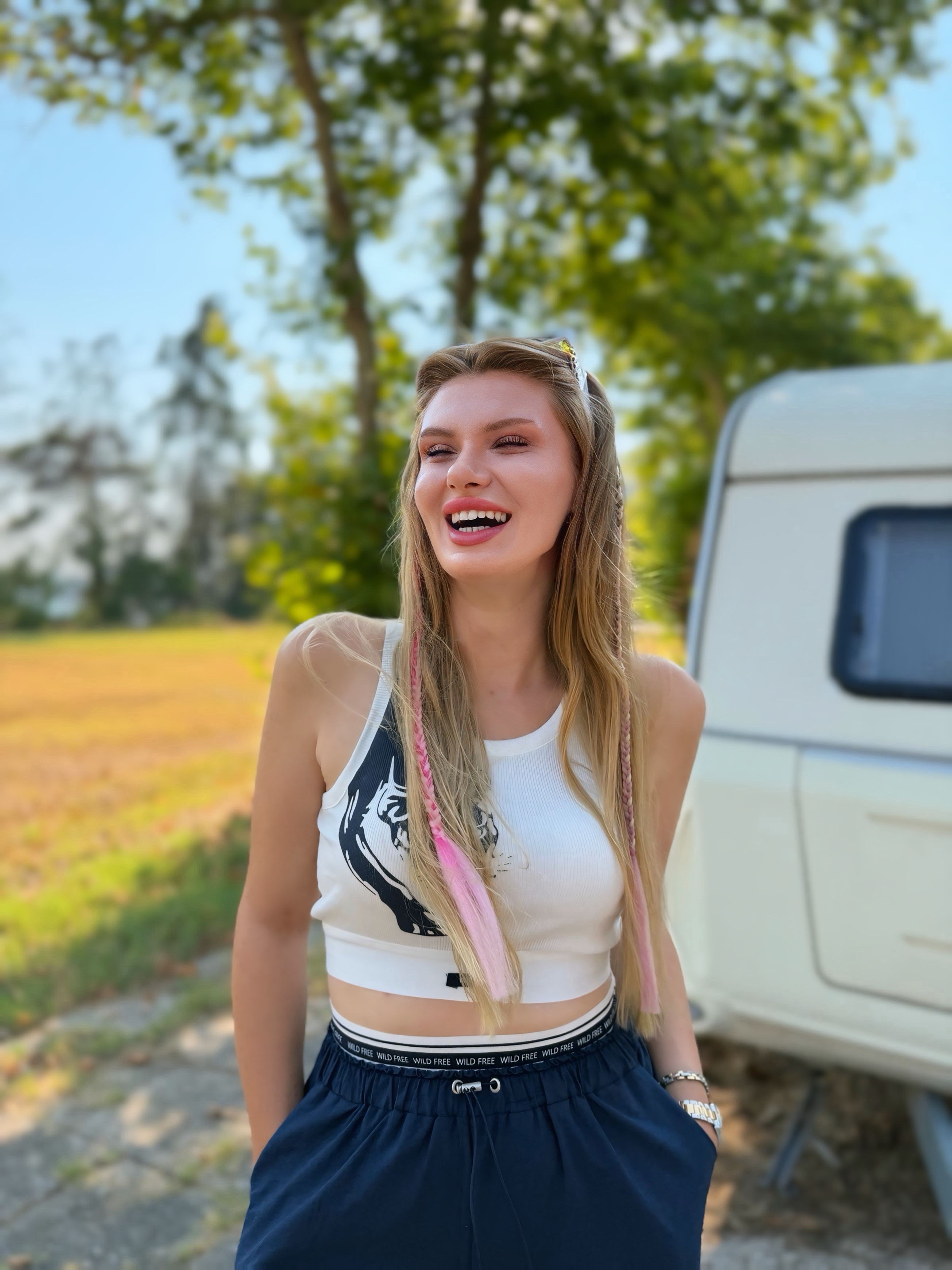 TAKIMHalter Yaka Desenli Crop Atlet ve Lastik Detaylı Pantolonlu Takım