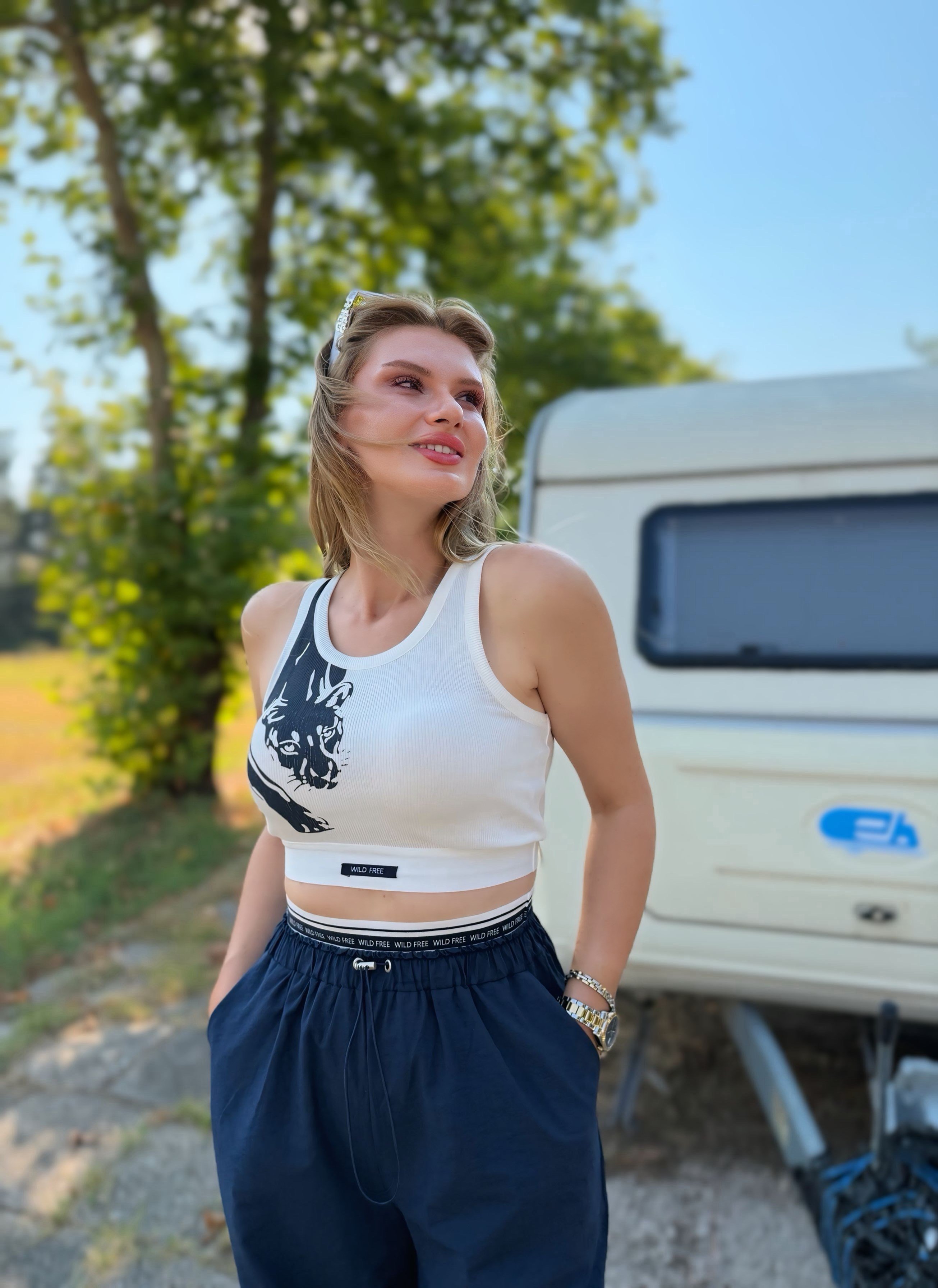 TAKIMHalter Yaka Desenli Crop Atlet ve Lastik Detaylı Pantolonlu Takım