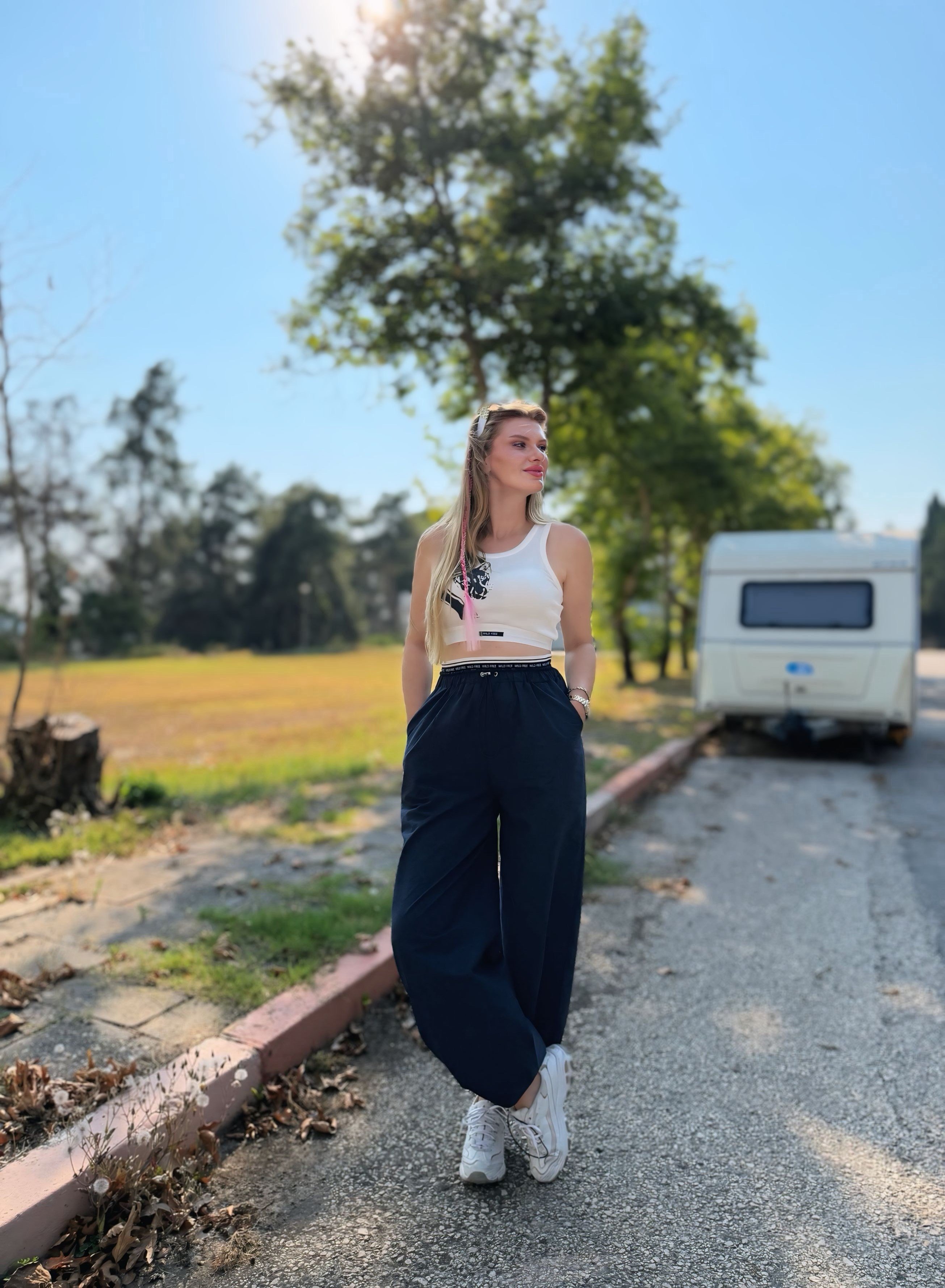 TAKIMHalter Yaka Desenli Crop Atlet ve Lastik Detaylı Pantolonlu Takım