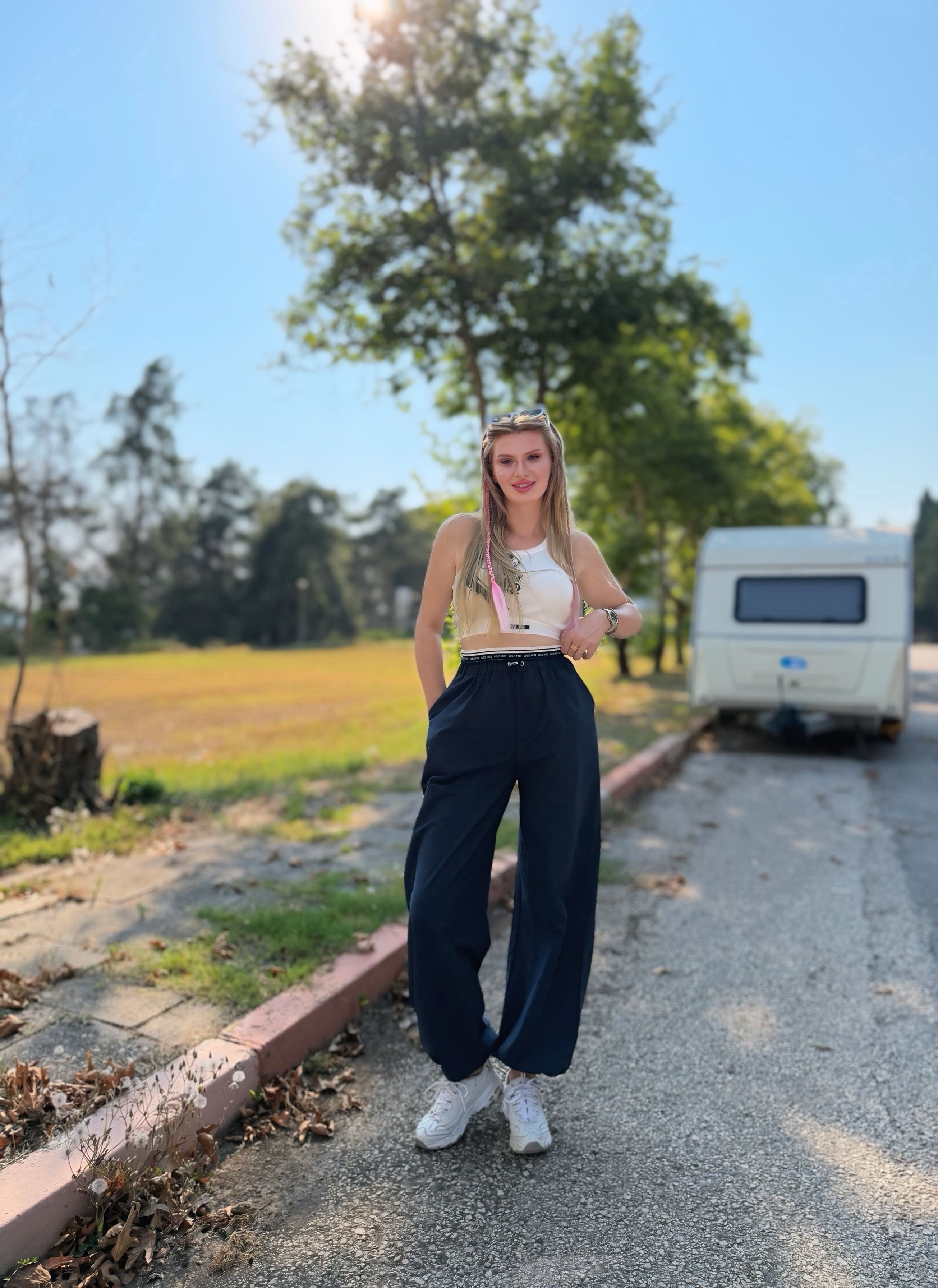 TAKIMHalter Yaka Desenli Crop Atlet ve Lastik Detaylı Pantolonlu Takım