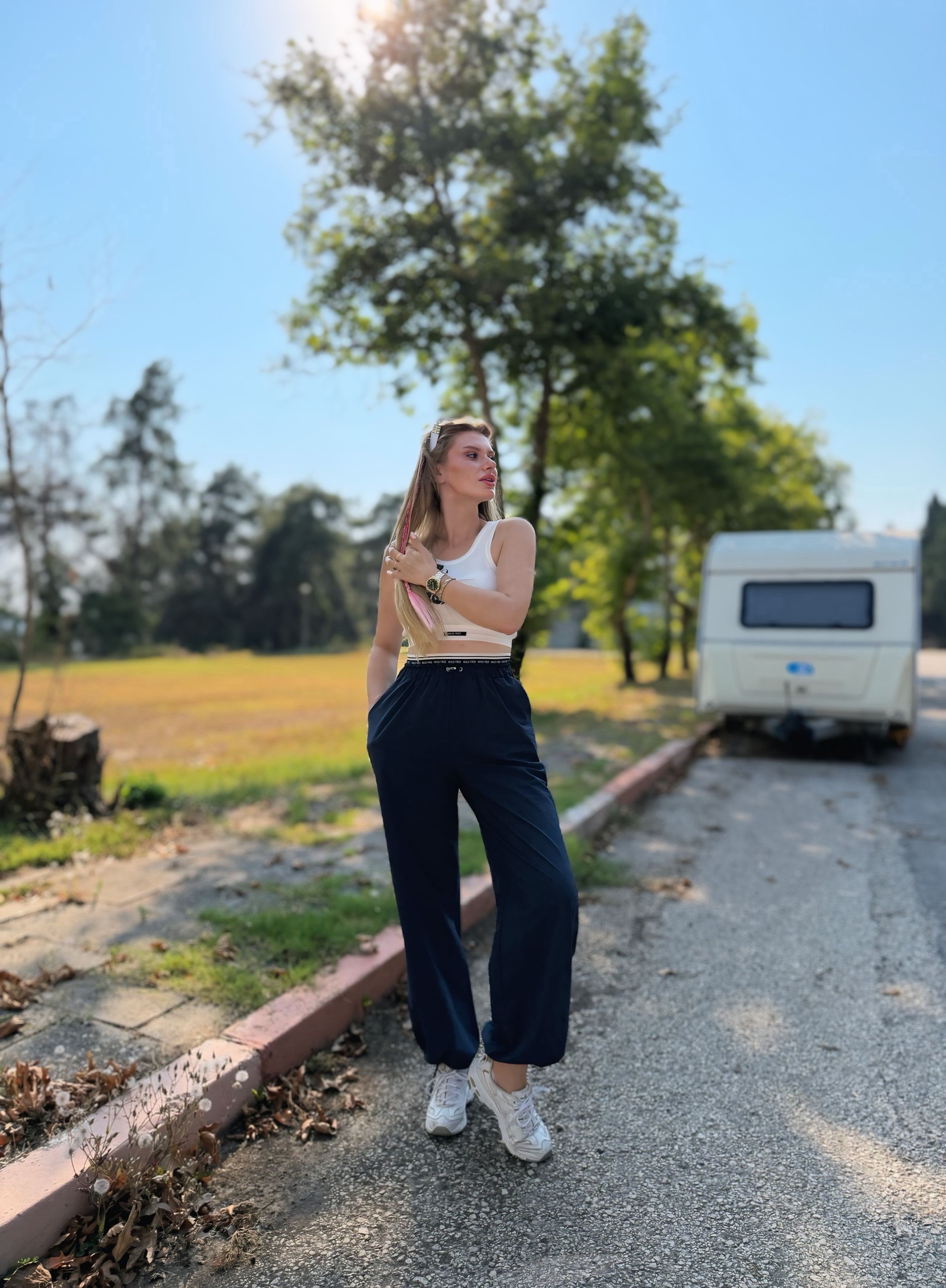 TAKIMHalter Yaka Desenli Crop Atlet ve Lastik Detaylı Pantolonlu Takım