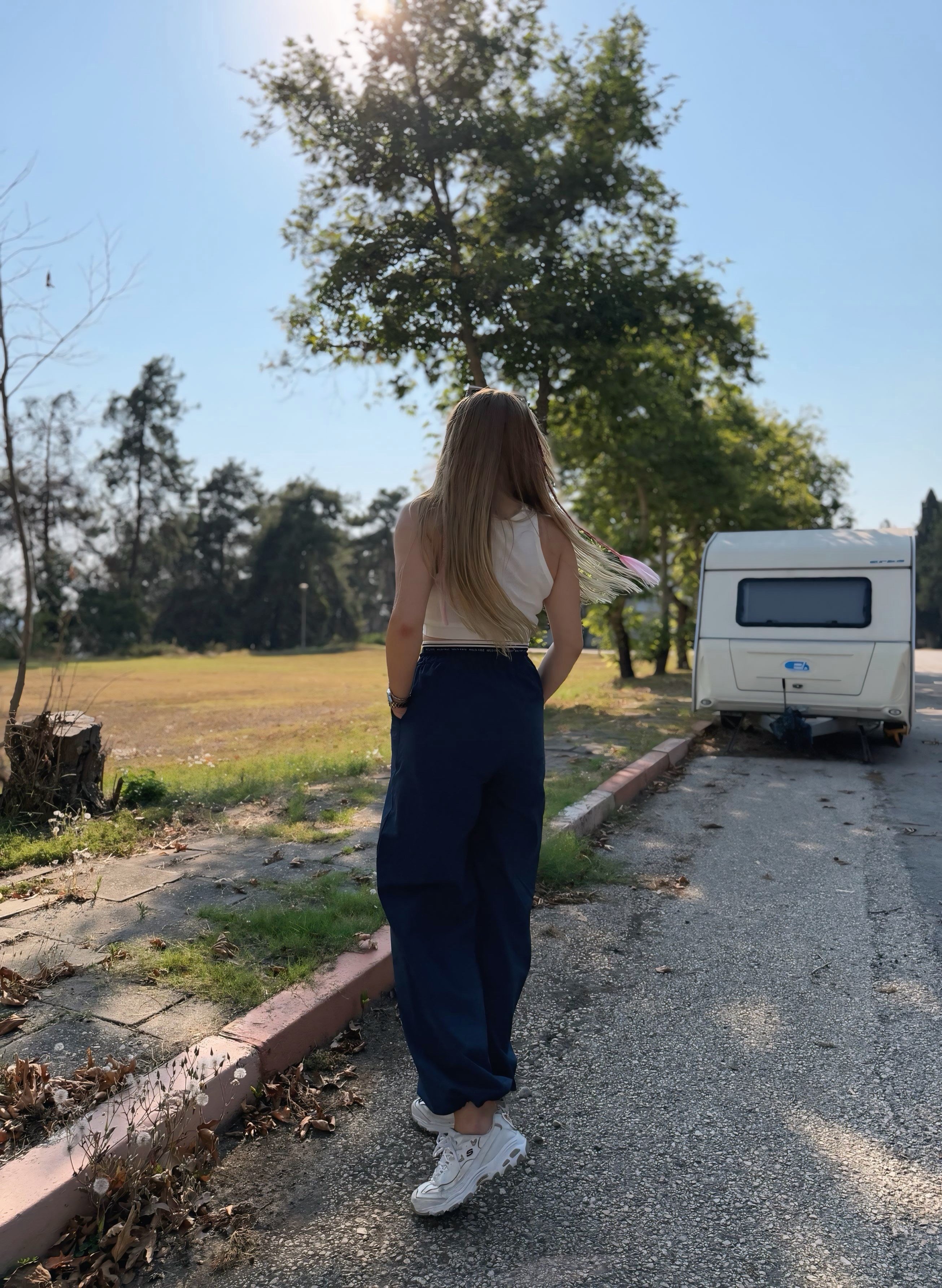 TAKIMHalter Yaka Desenli Crop Atlet ve Lastik Detaylı Pantolonlu Takım