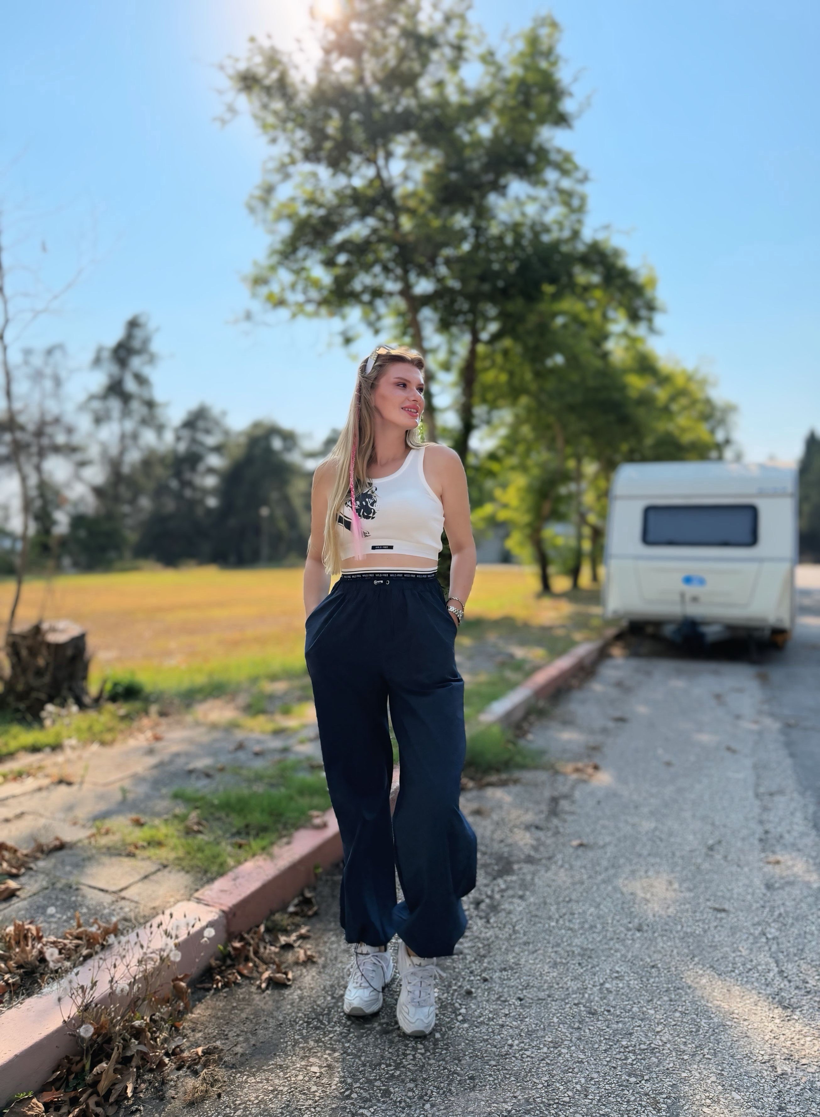 TAKIMHalter Yaka Desenli Crop Atlet ve Lastik Detaylı Pantolonlu Takım