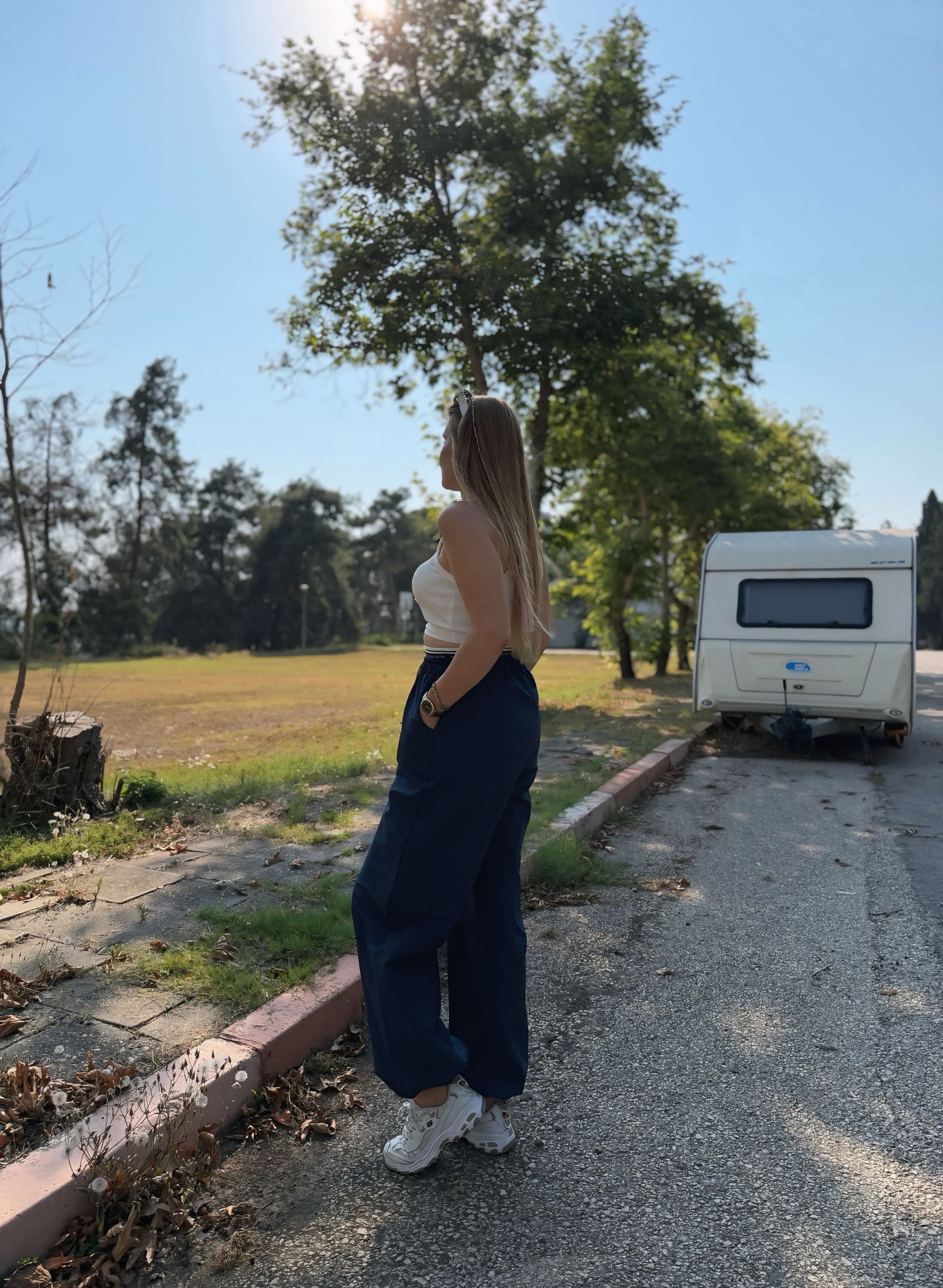TAKIMHalter Yaka Desenli Crop Atlet ve Lastik Detaylı Pantolonlu Takım