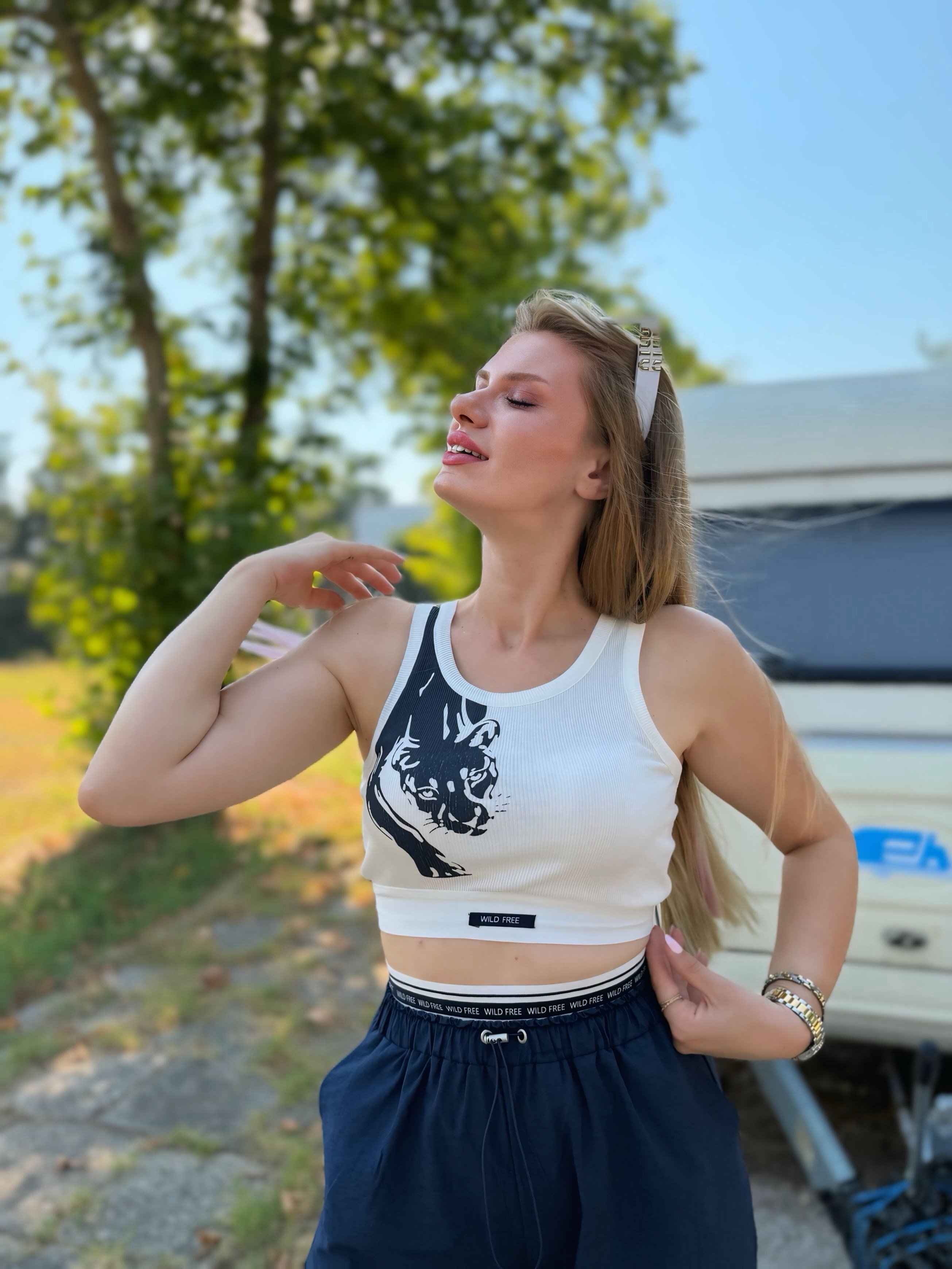 TAKIMHalter Yaka Desenli Crop Atlet ve Lastik Detaylı Pantolonlu Takım