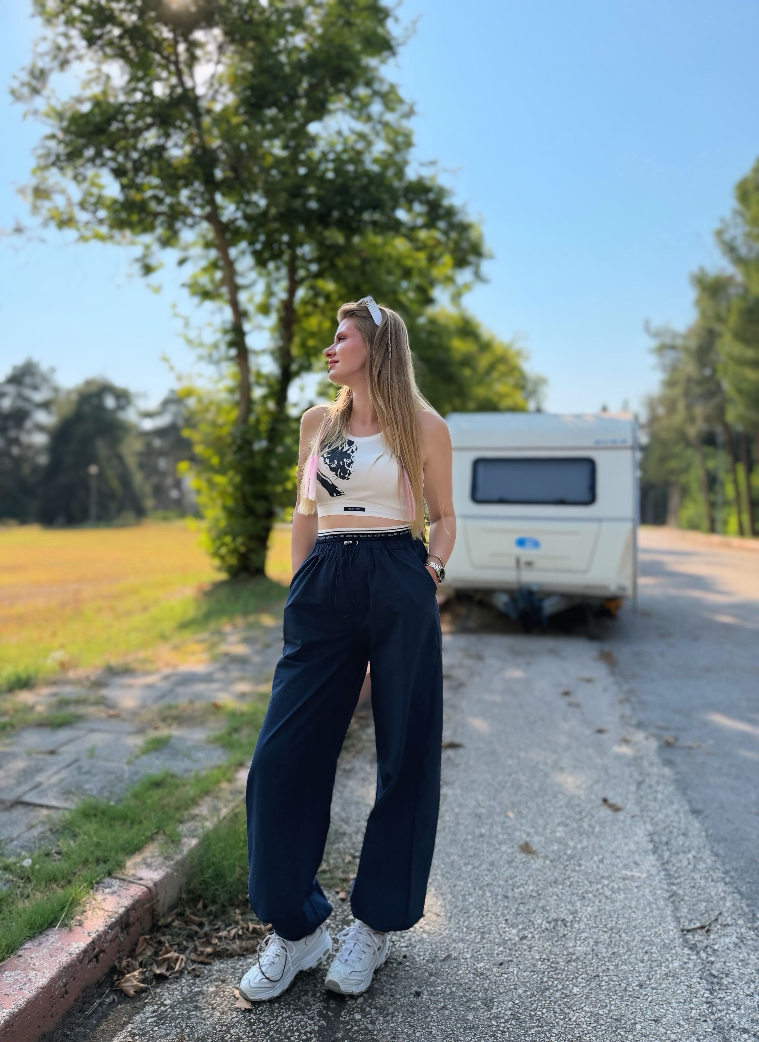 TAKIMHalter Yaka Desenli Crop Atlet ve Lastik Detaylı Pantolonlu Takım