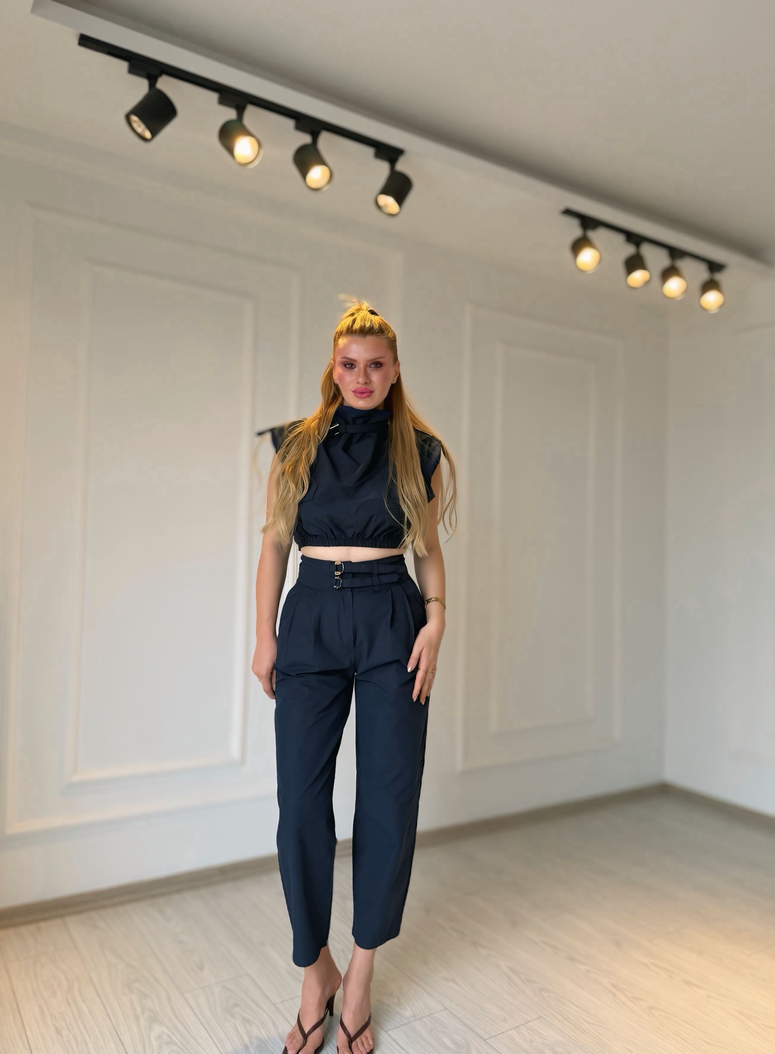TAKIMLacivert Kemer Detaylı Crop Bluz ve Yüksek Bel Pantolon Takım