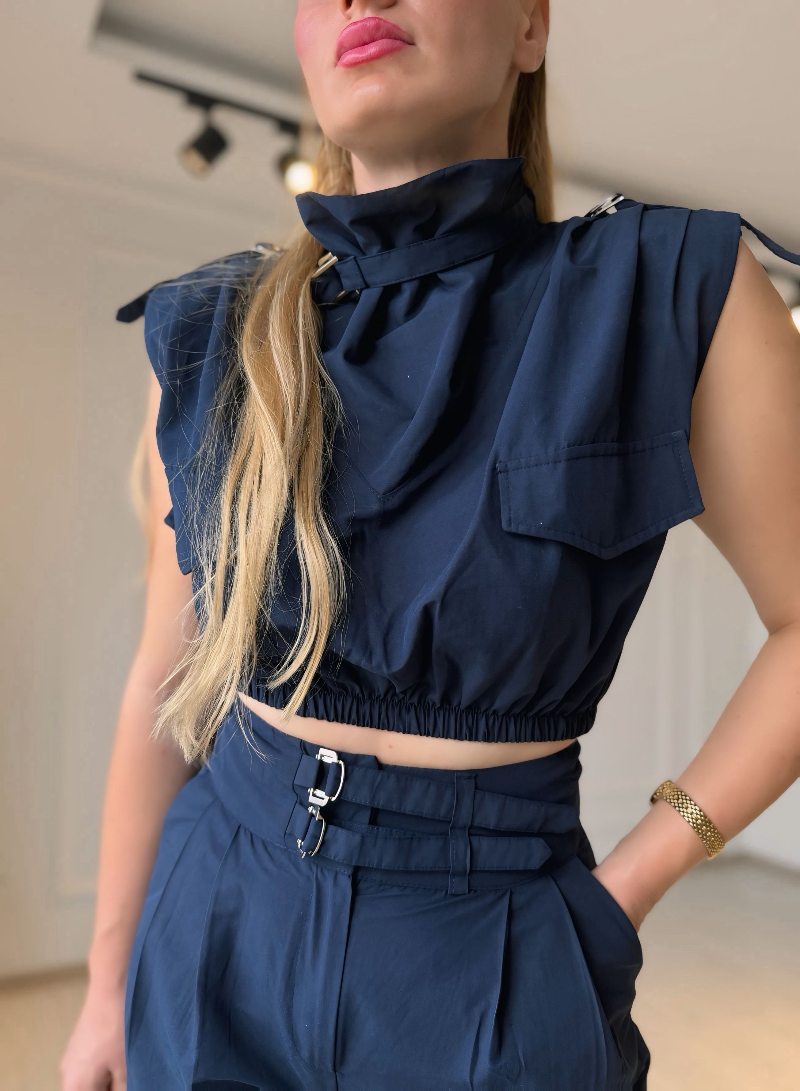 TAKIMLacivert Kemer Detaylı Crop Bluz ve Yüksek Bel Pantolon Takım