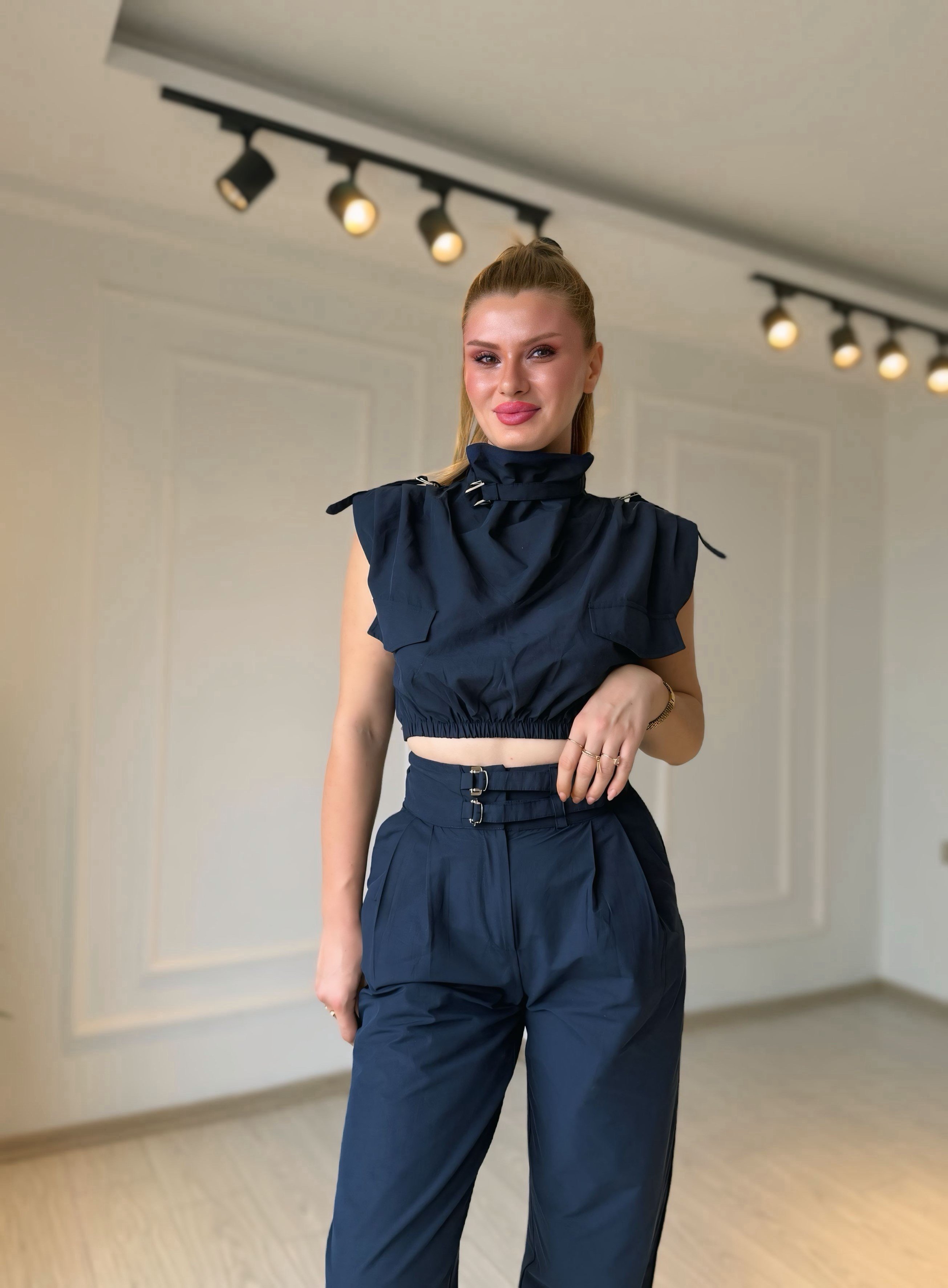 TAKIMLacivert Kemer Detaylı Crop Bluz ve Yüksek Bel Pantolon Takım