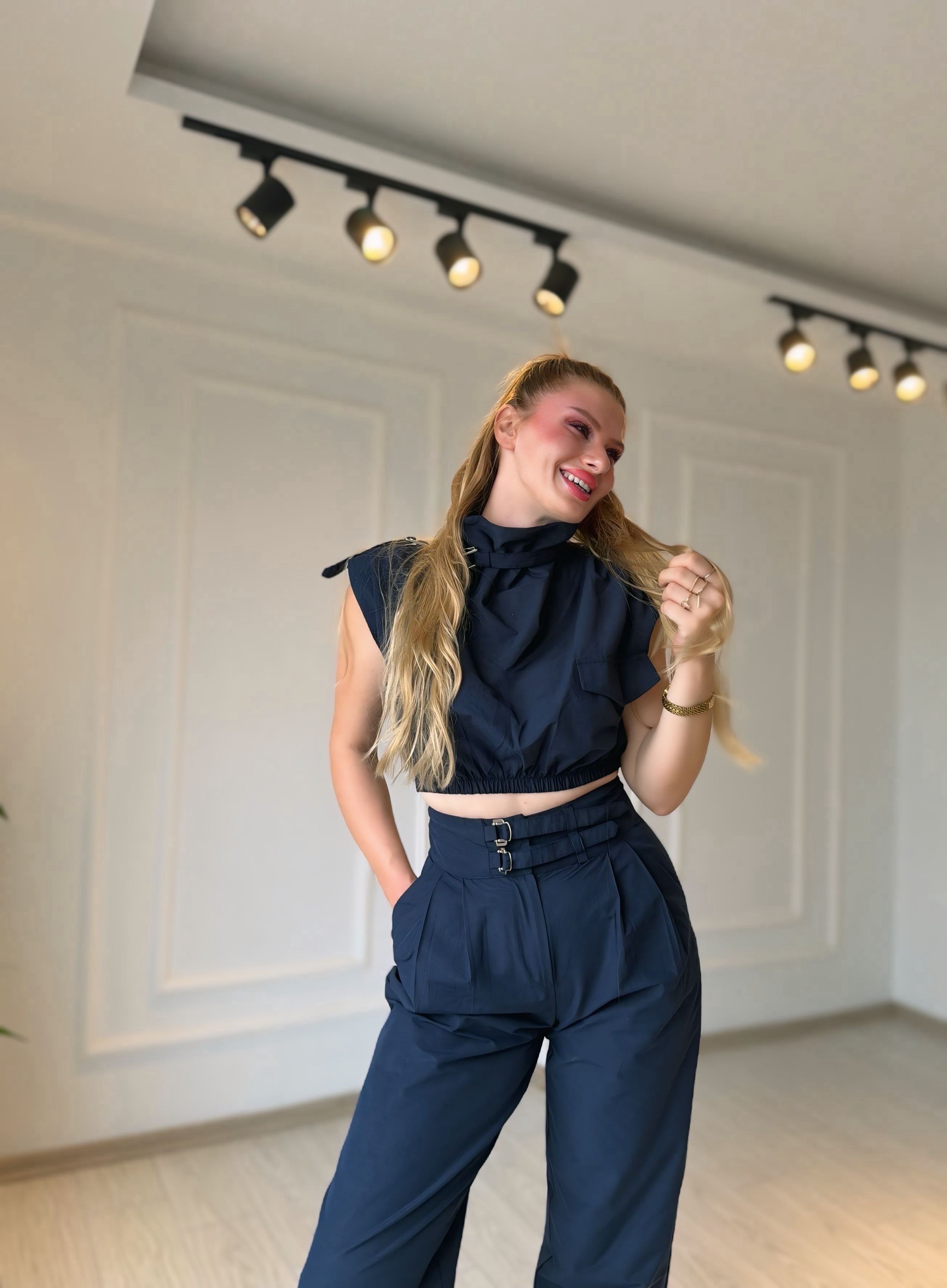 TAKIMLacivert Kemer Detaylı Crop Bluz ve Yüksek Bel Pantolon Takım
