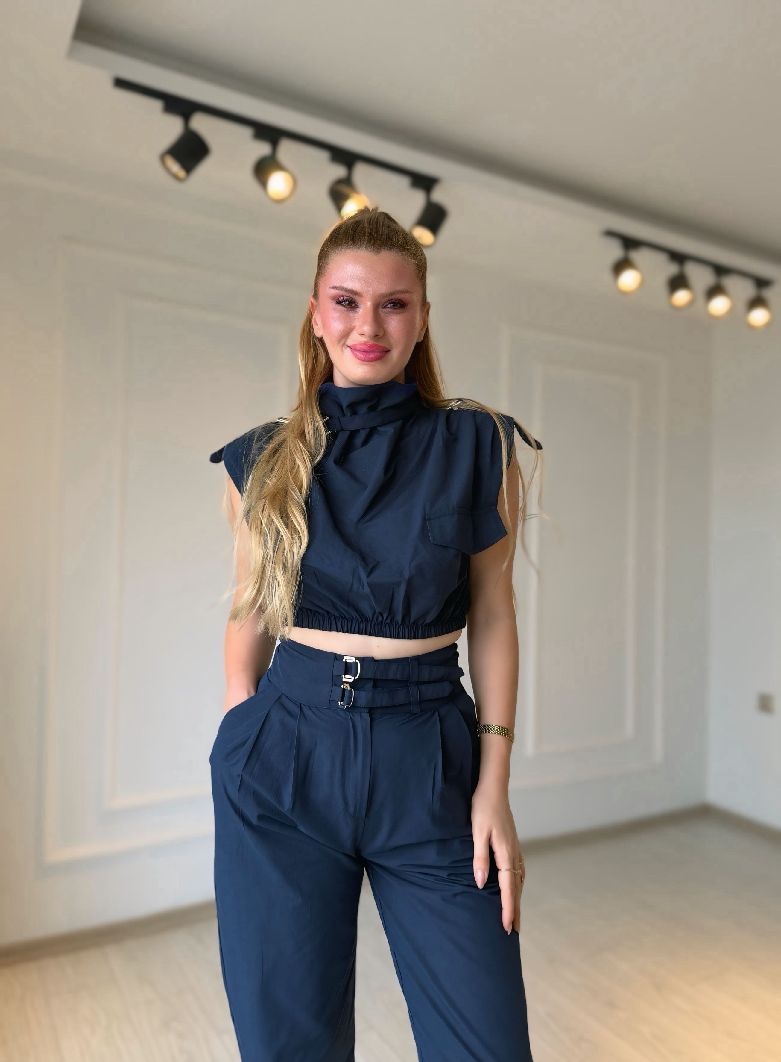 TAKIMLacivert Kemer Detaylı Crop Bluz ve Yüksek Bel Pantolon Takım