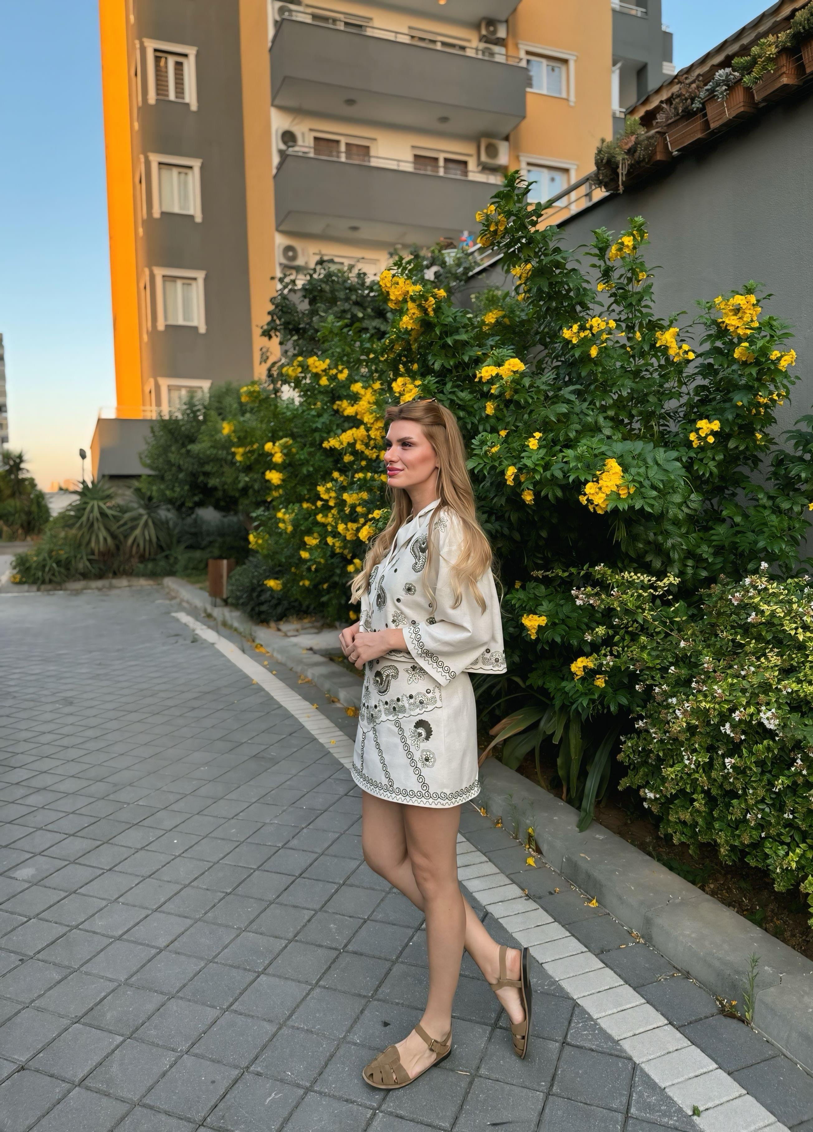 TAKIMNakış ve Taş Detaylı Gömlek Etek Takım - Natur