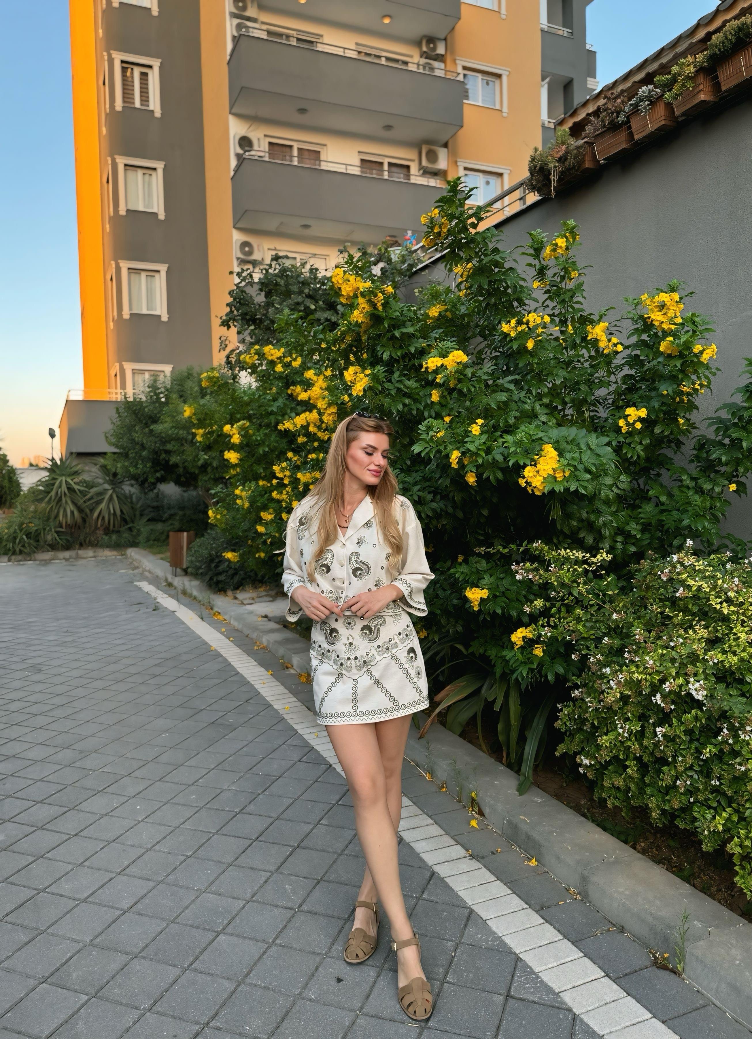 TAKIMNakış ve Taş Detaylı Gömlek Etek Takım - Natur