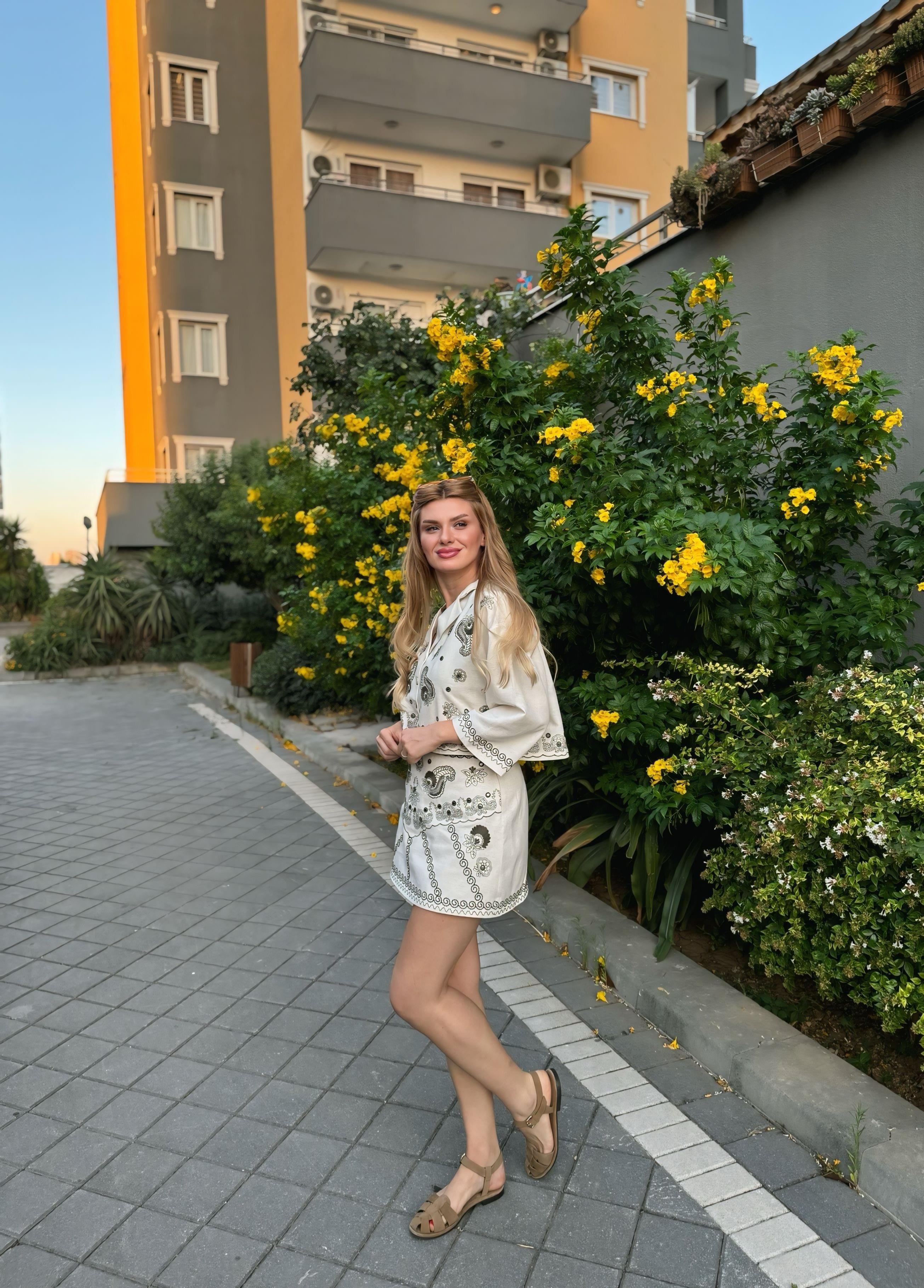 TAKIMNakış ve Taş Detaylı Gömlek Etek Takım - Natur
