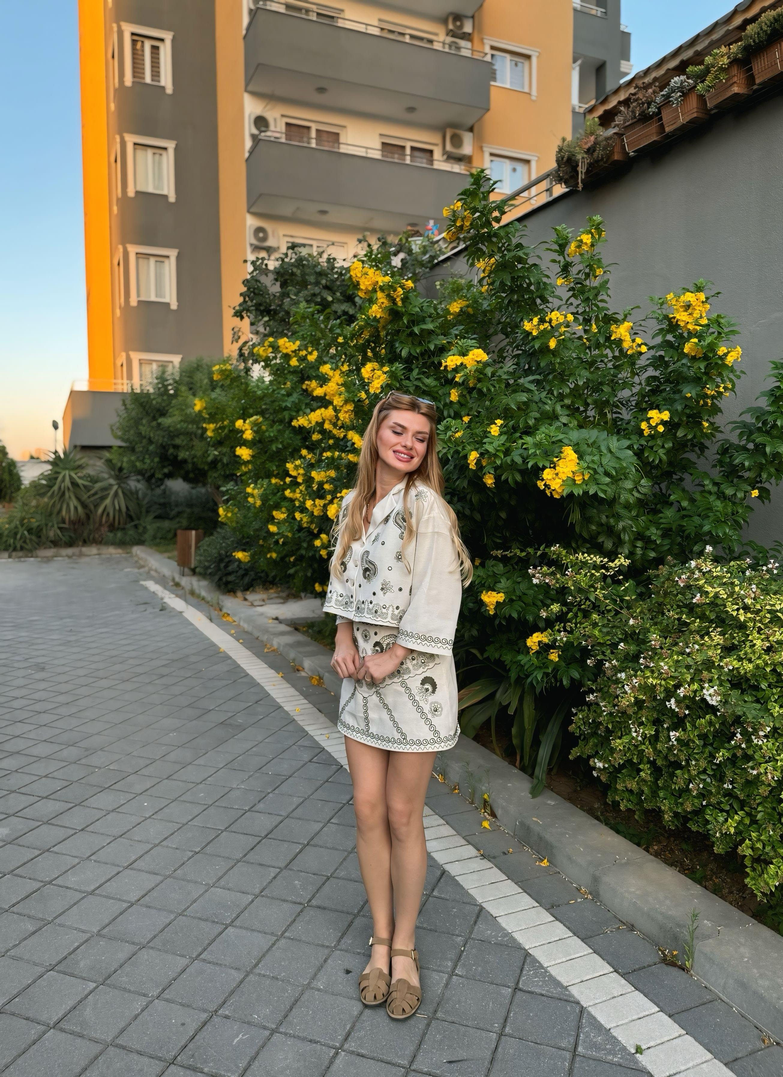 TAKIMNakış ve Taş Detaylı Gömlek Etek Takım - Natur