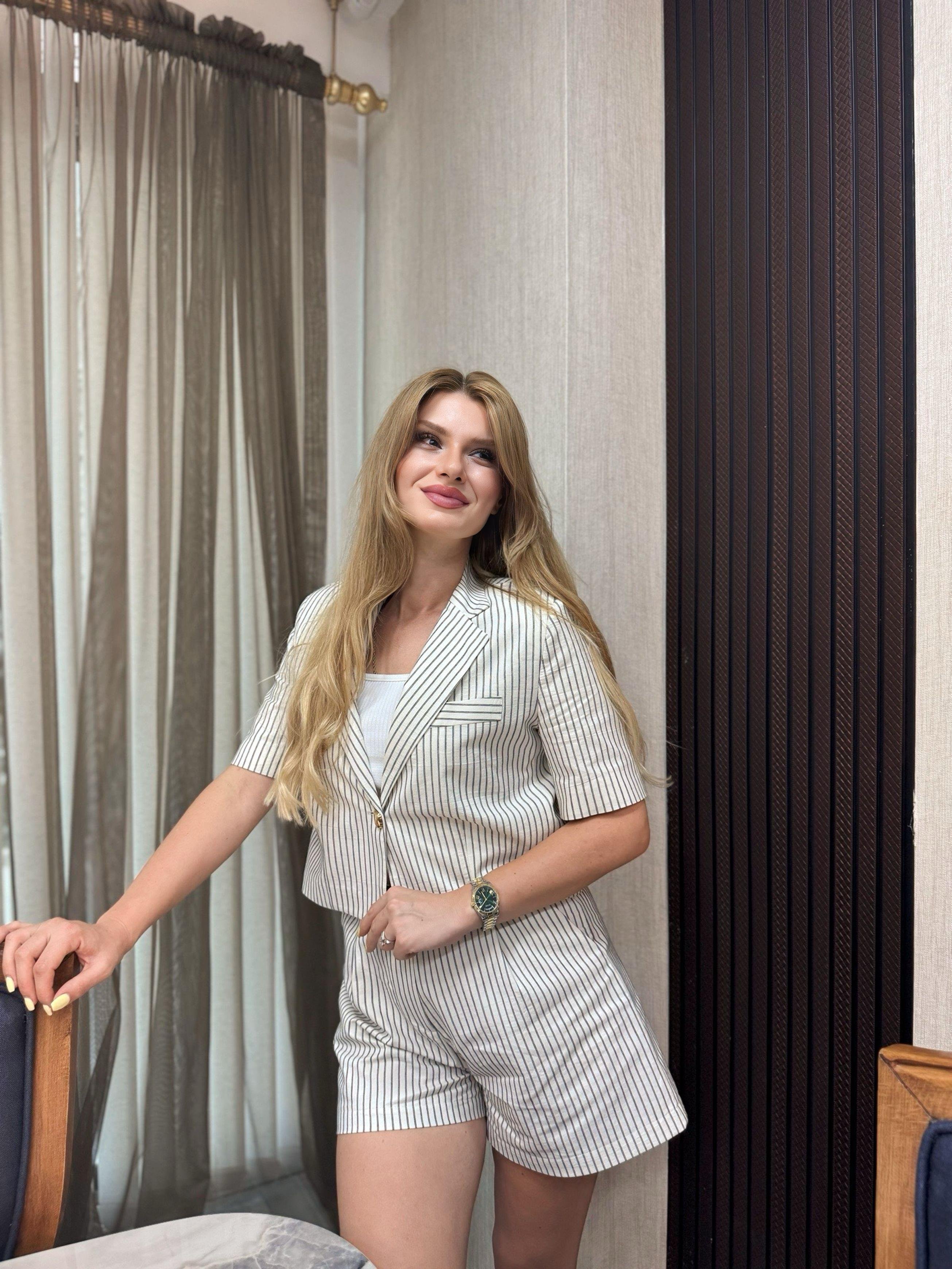 TAKIMVatkalı Blazer ve Kemer Detaylı Çizgili Şort Takım - Natur
