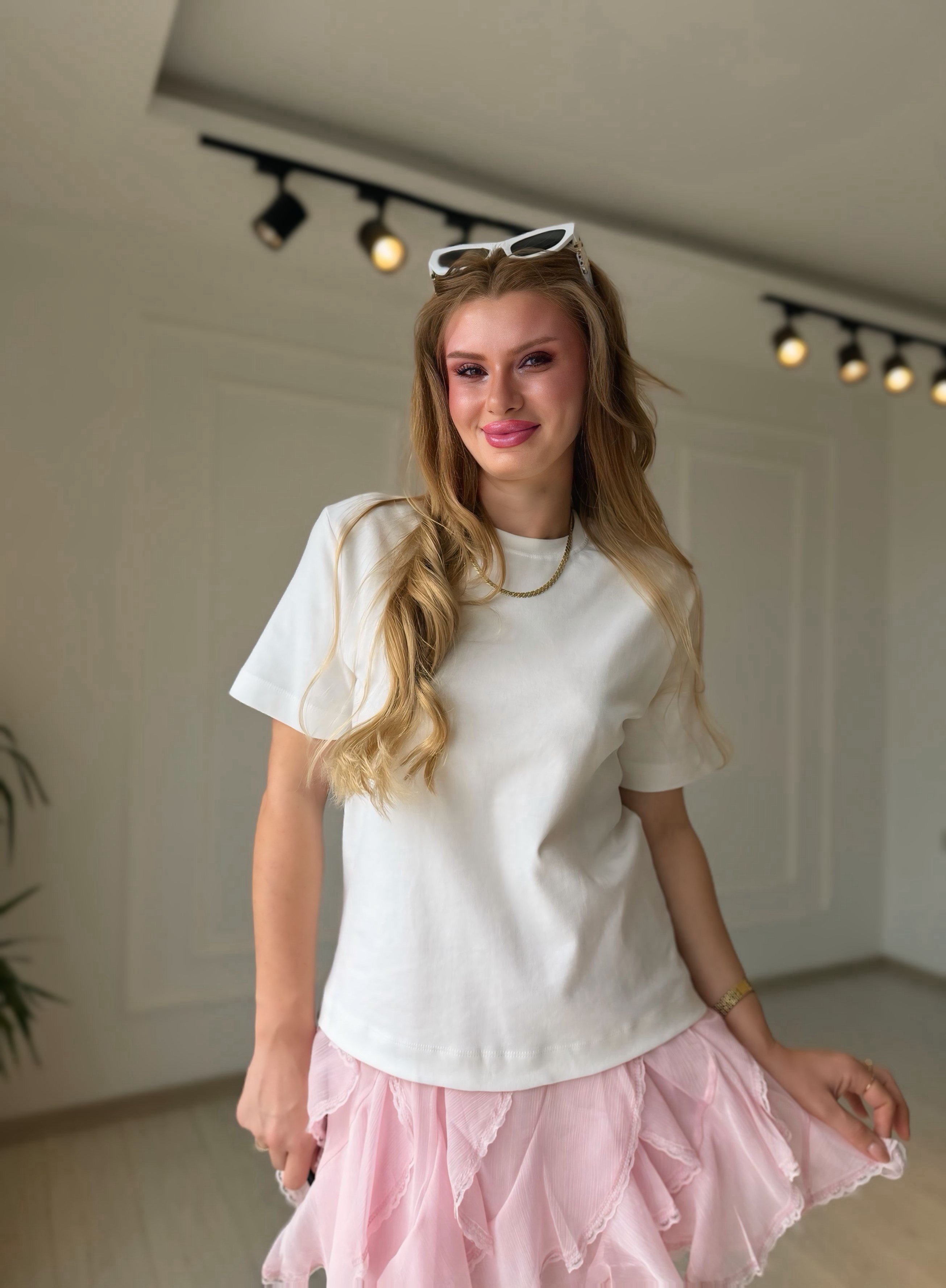 TshirtBeyaz Dekoratif Dikiş Detaylı Tok Dokulu Tişört