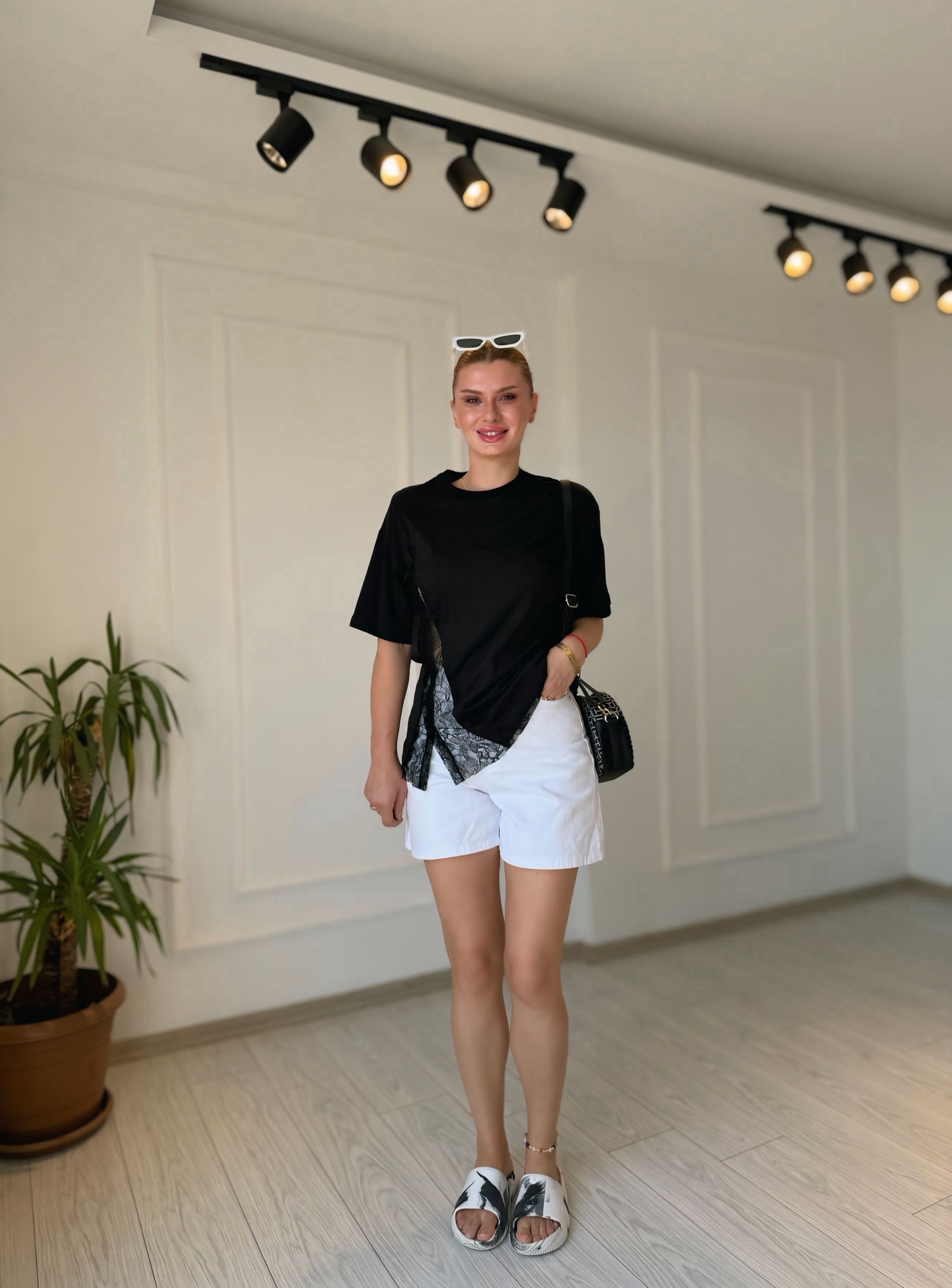 TshirtSiyah Dantel Detaylı T-Shirt