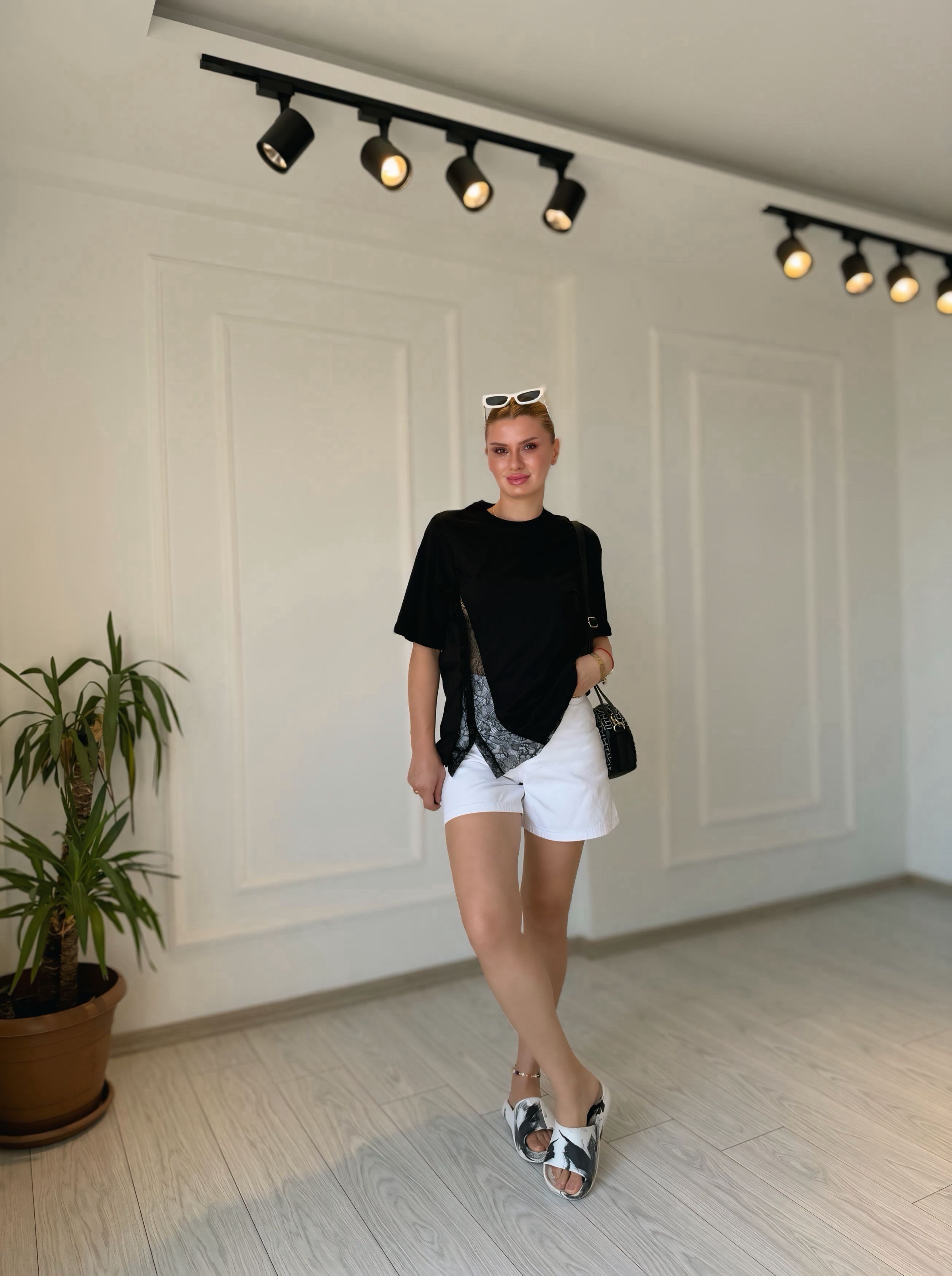 TshirtSiyah Dantel Detaylı T-Shirt