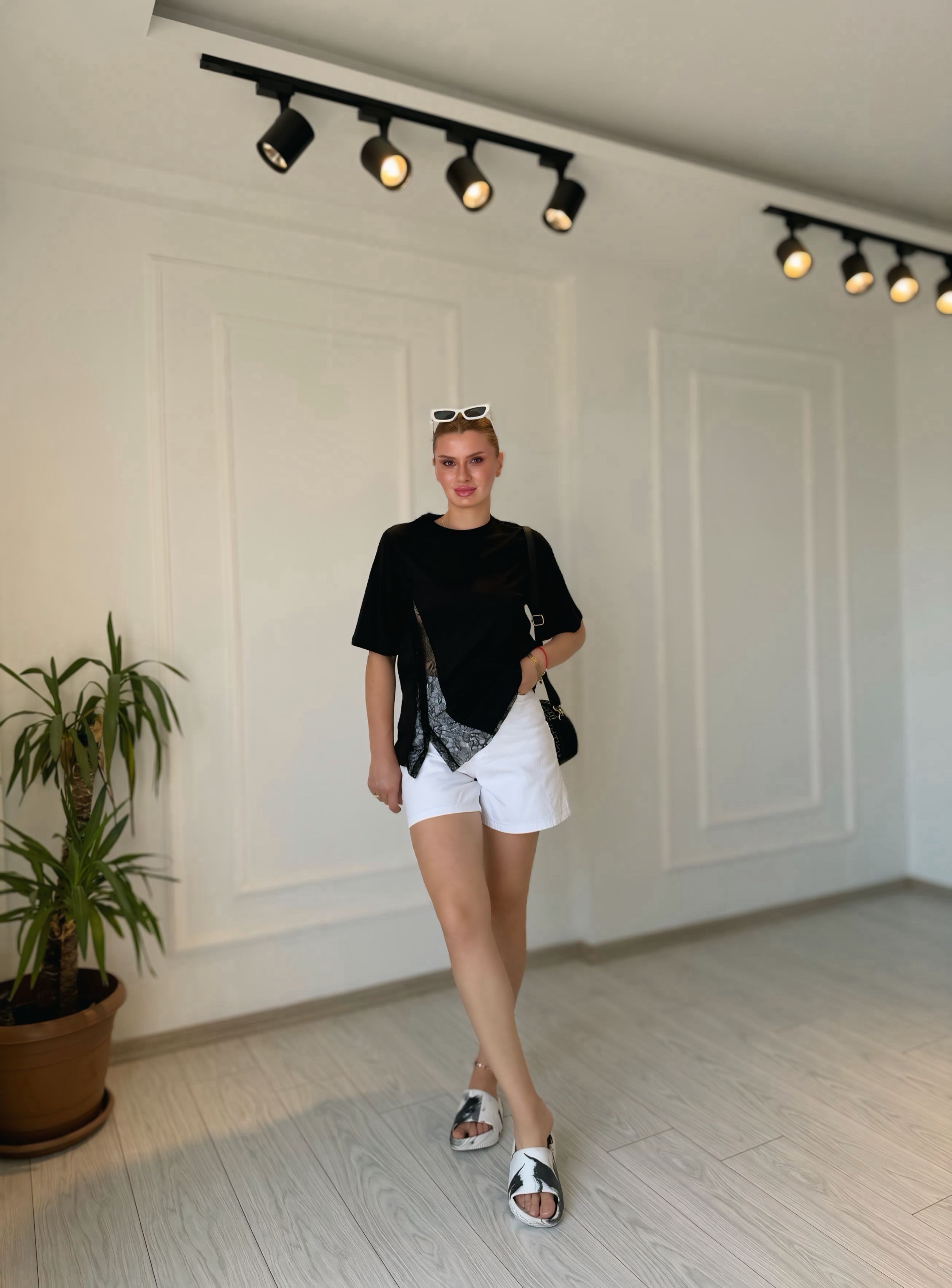 TshirtSiyah Dantel Detaylı T-Shirt