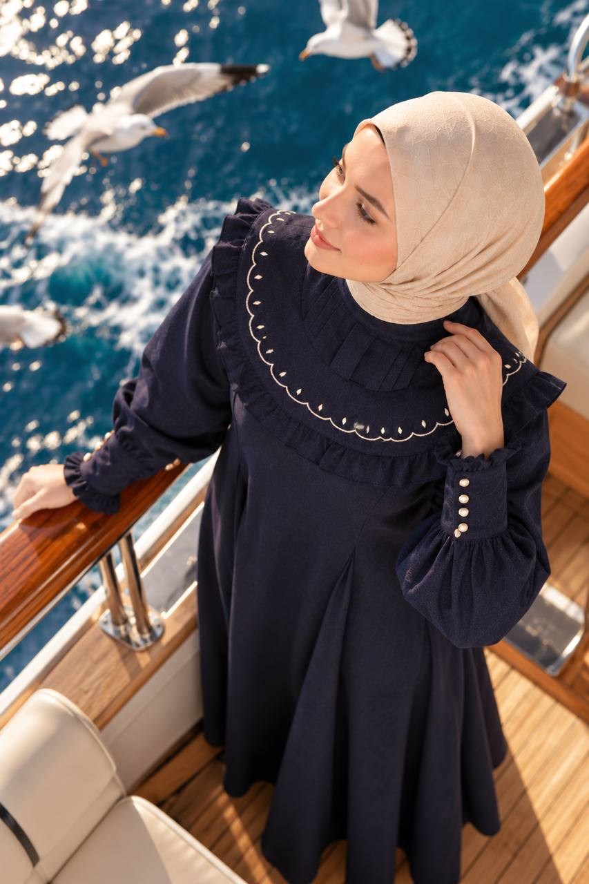 7089 Nakış Detaylı Fırfırlı Yaka Elbise - Lacivert 