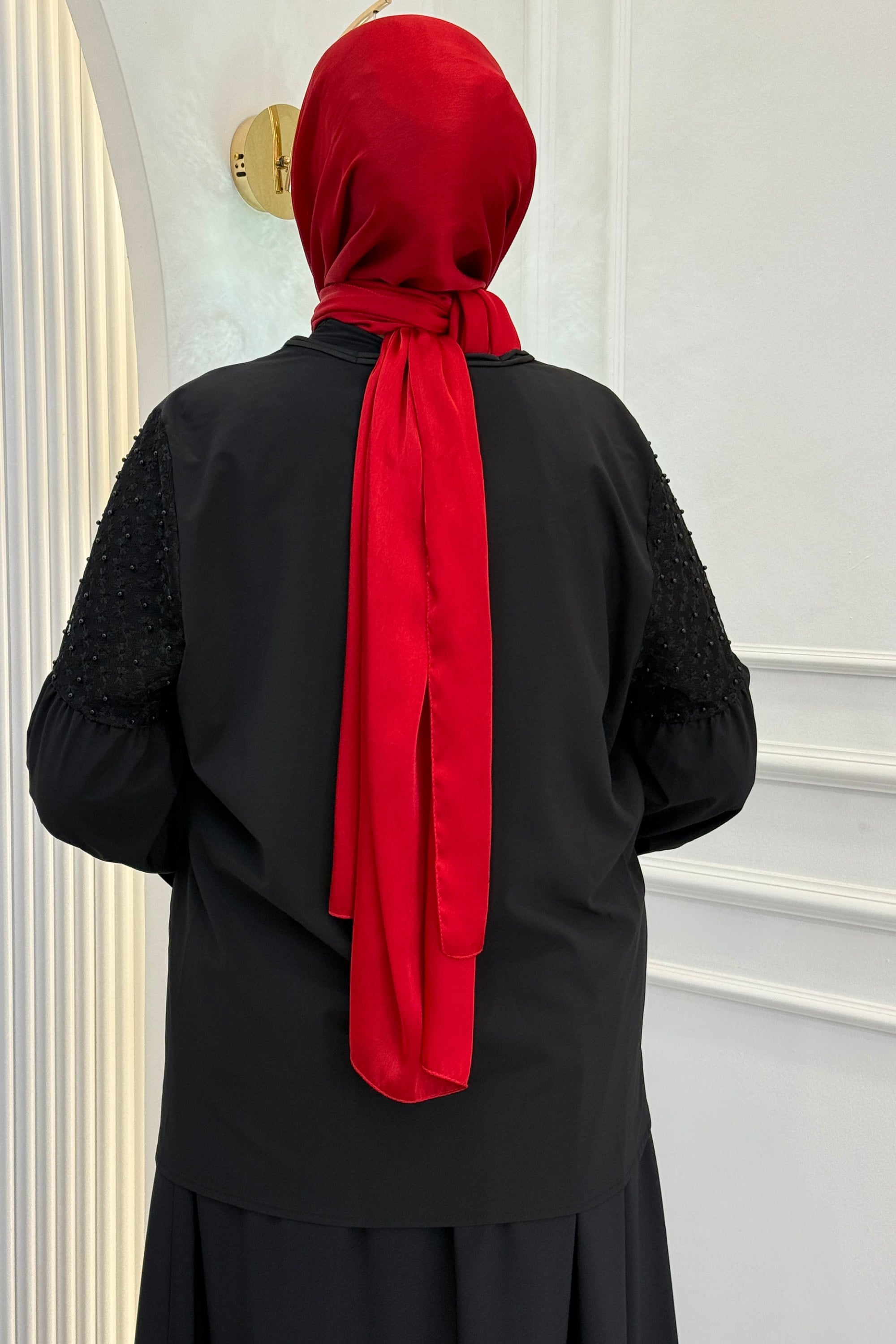 Büyük Beden Çiçek Aplikeli Dantel Kol Detaylı Tesettür Tunik Siyah OTW23188