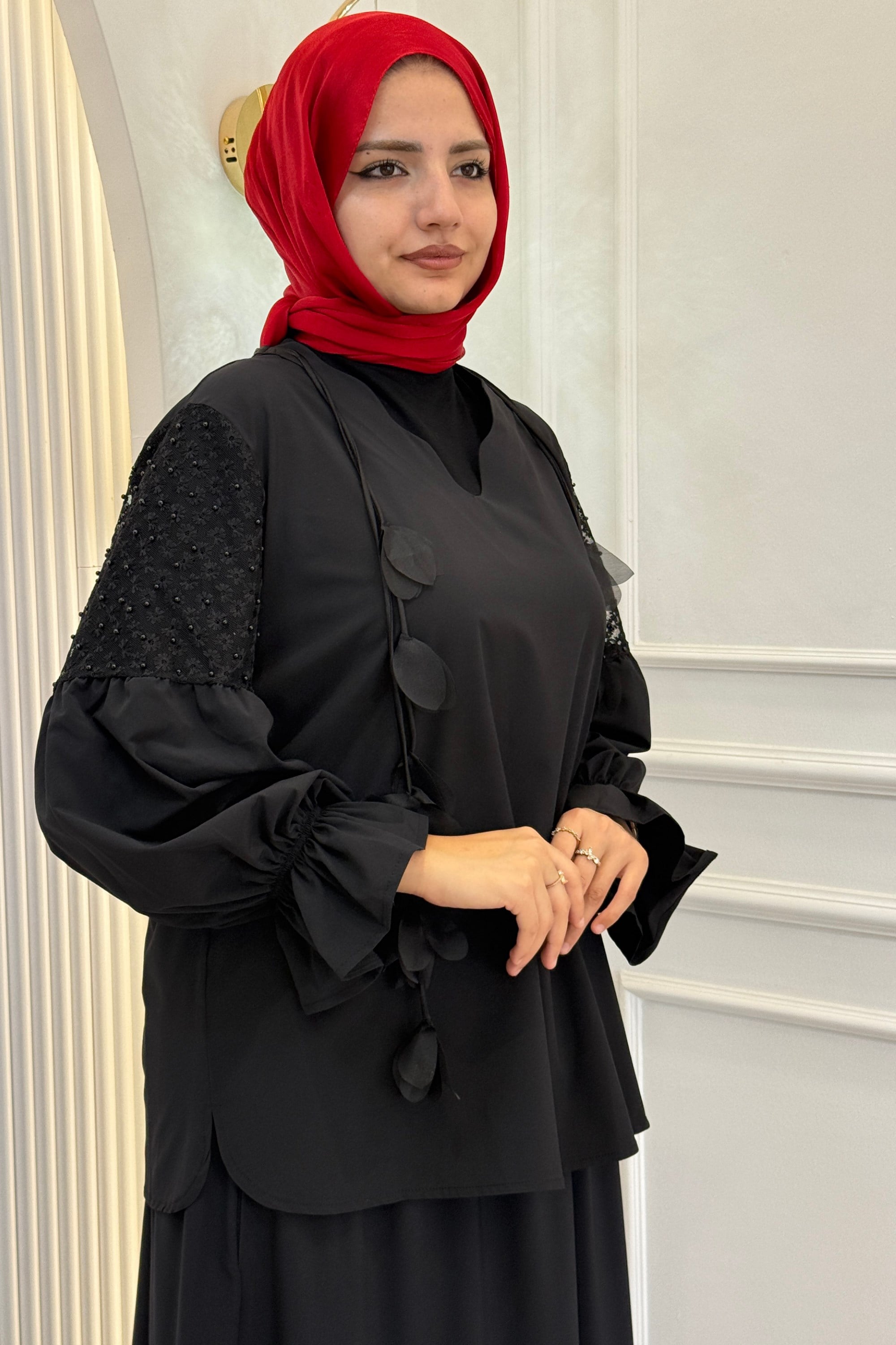 Büyük Beden Çiçek Aplikeli Dantel Kol Detaylı Tesettür Tunik Siyah OTW23188