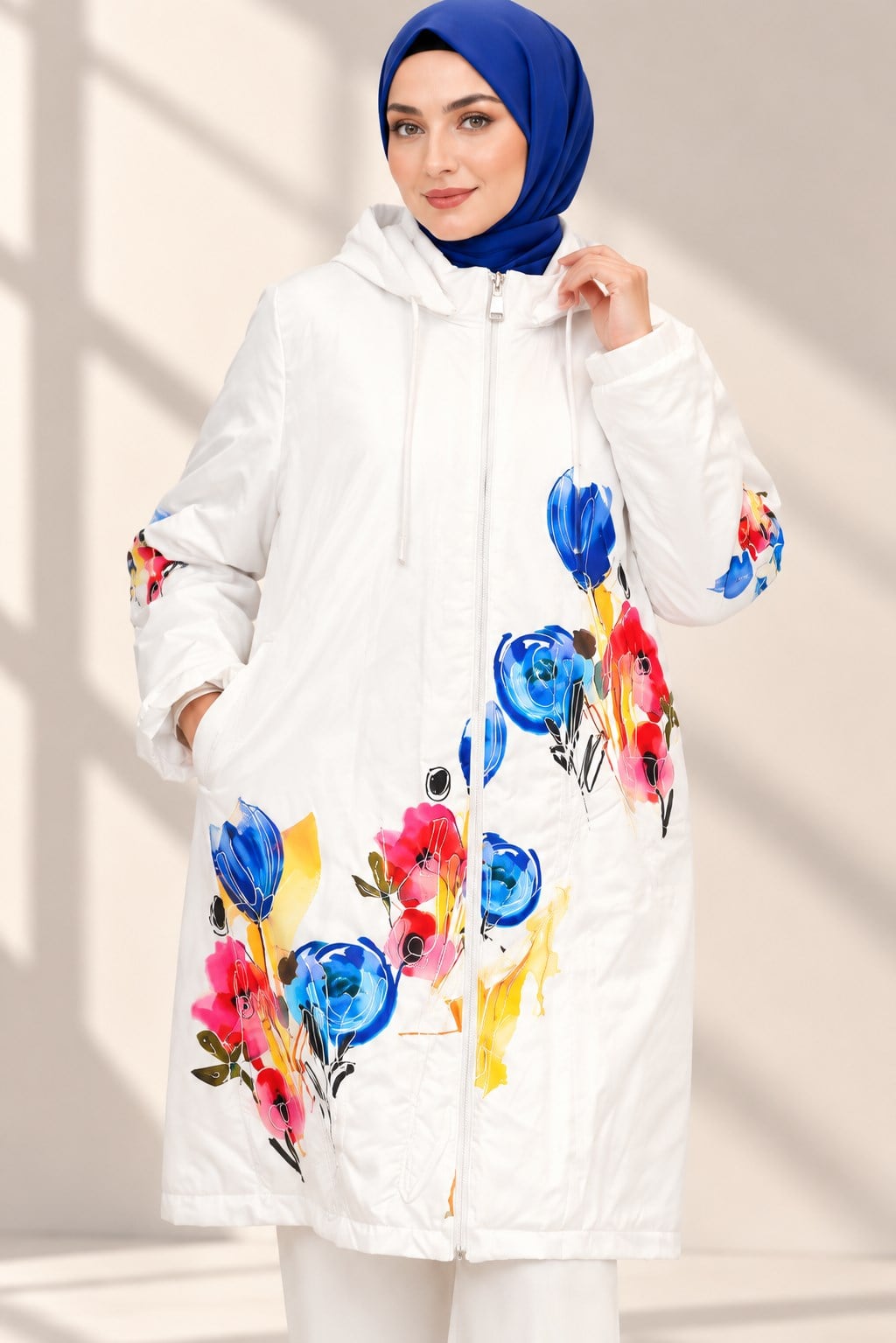 Çiçek Desenli Kapüşonlu Şişme Mont Beyaz OTW71346