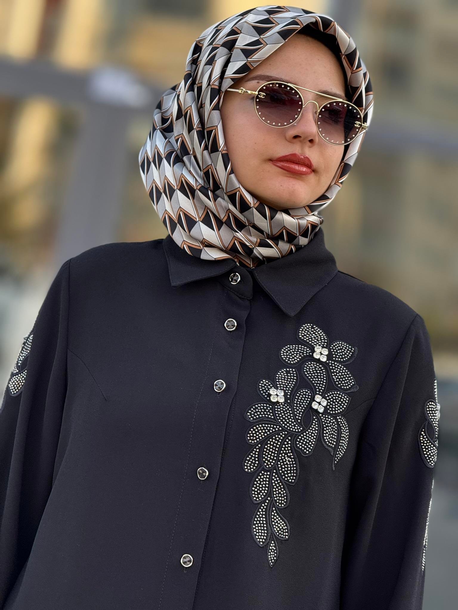 Çiçek Taş Detaylı Krep Tunik Siyah OTW2167