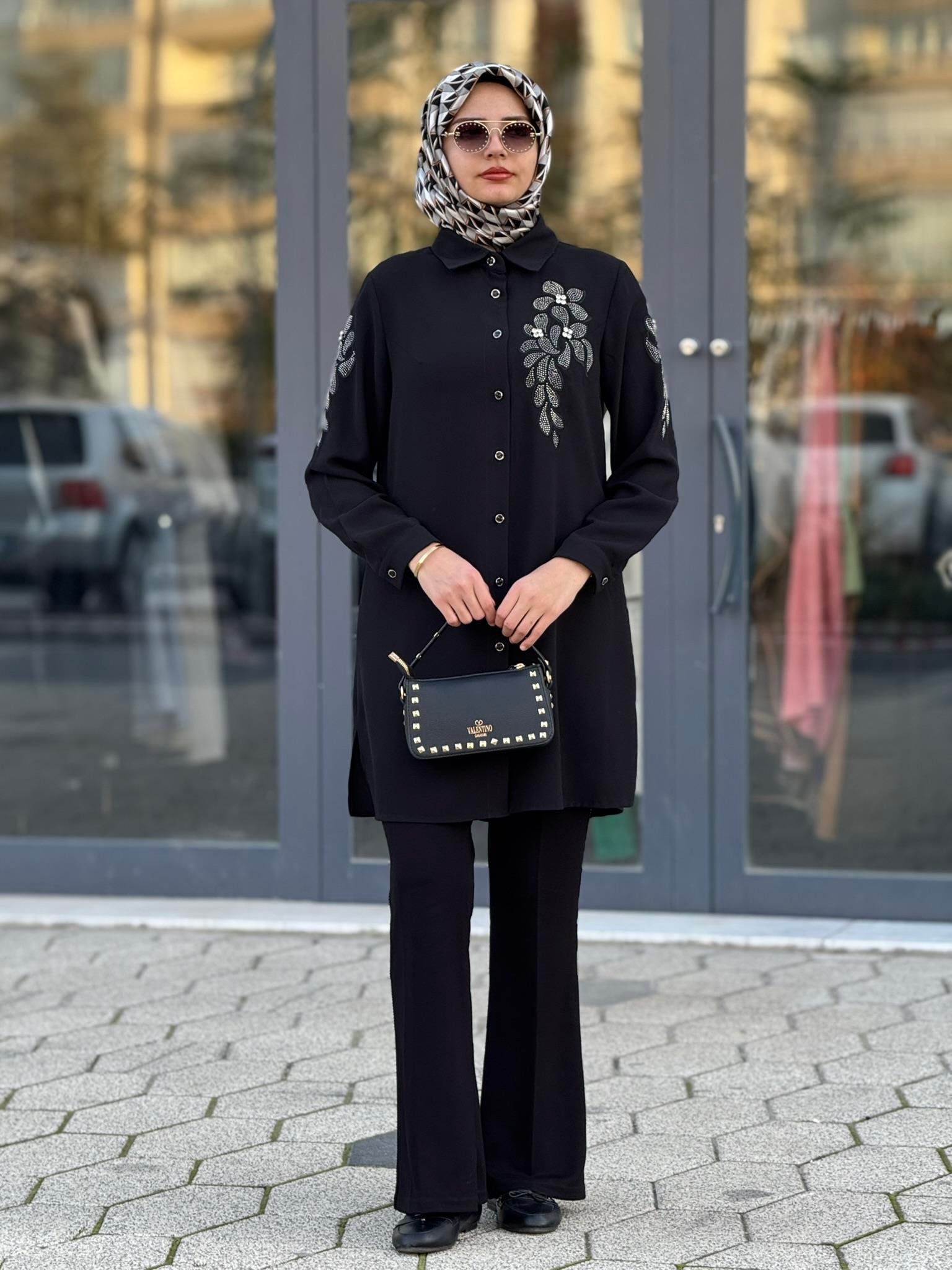 Çiçek Taş Detaylı Krep Tunik Siyah OTW2167