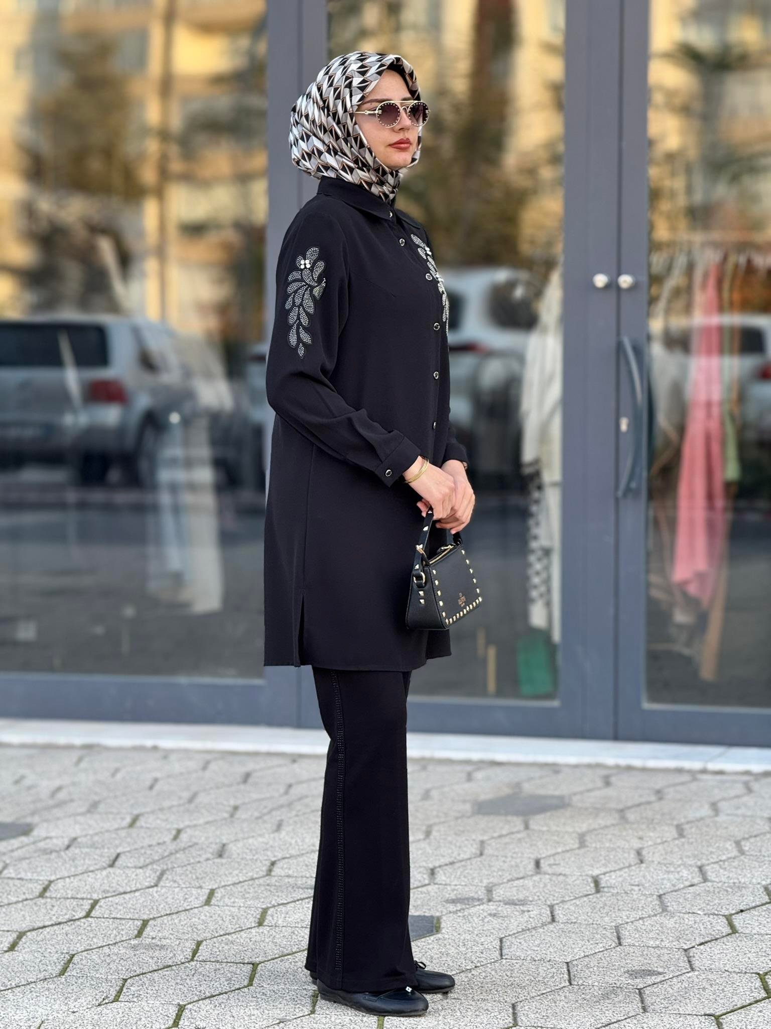 Çiçek Taş Detaylı Krep Tunik Siyah OTW2167