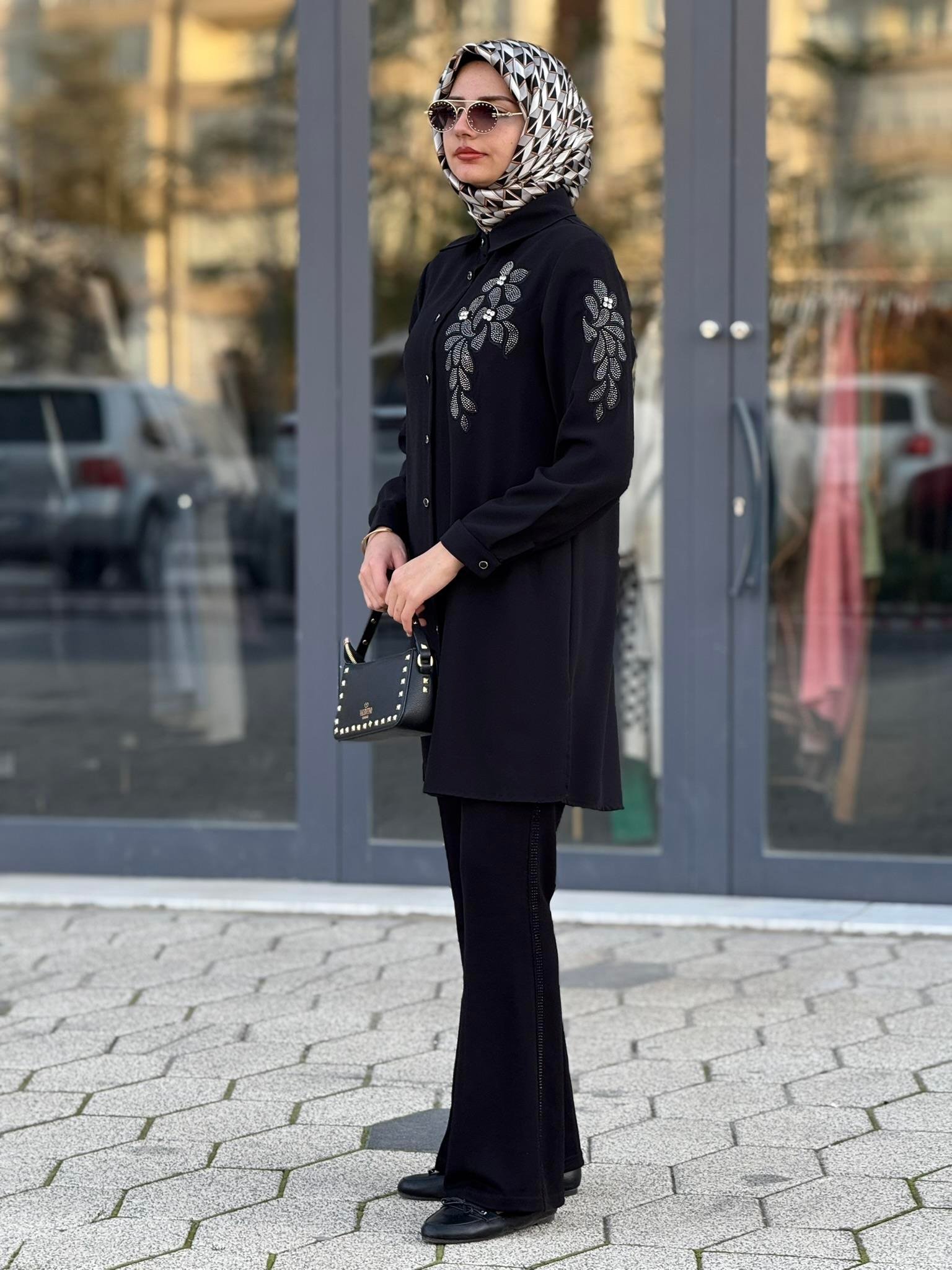 Çiçek Taş Detaylı Krep Tunik Siyah OTW2167