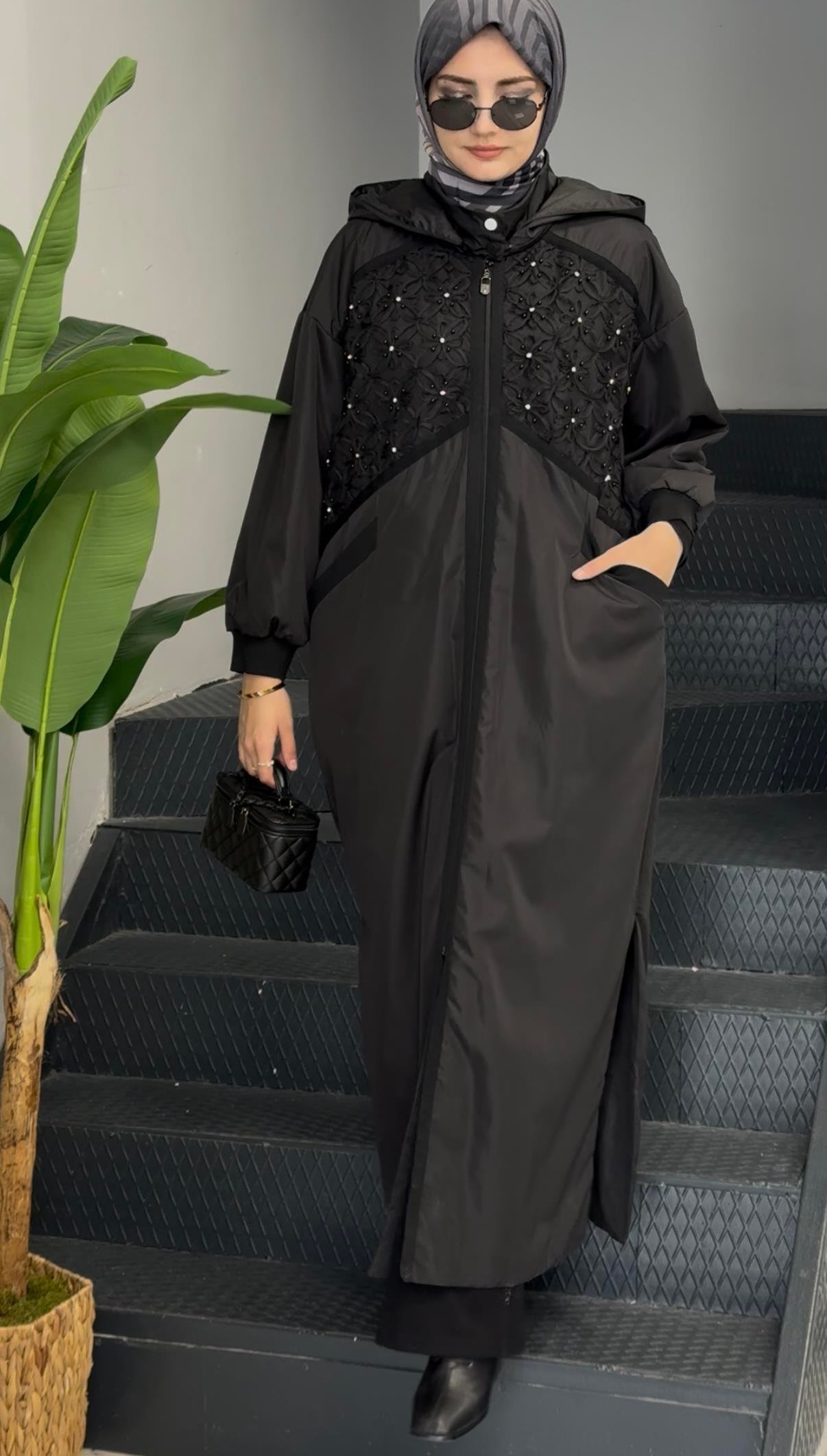 Dantel ve Taş Detaylı Kapüşonlu Spor Ferace Siyah OTW50801