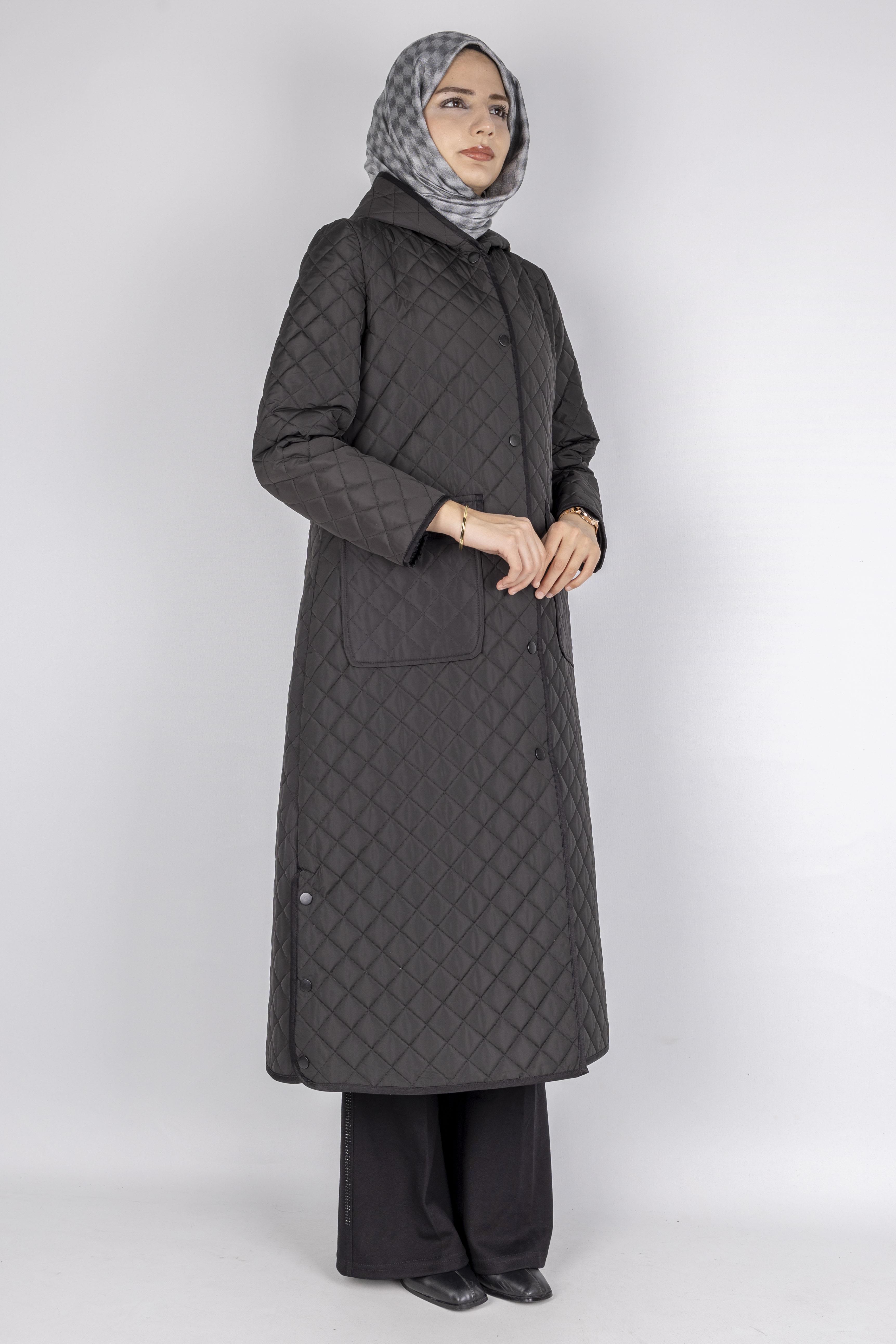 Kapüşonlu Çıtçıtlı Kapitone Tesettür Kap Siyah OTW36309